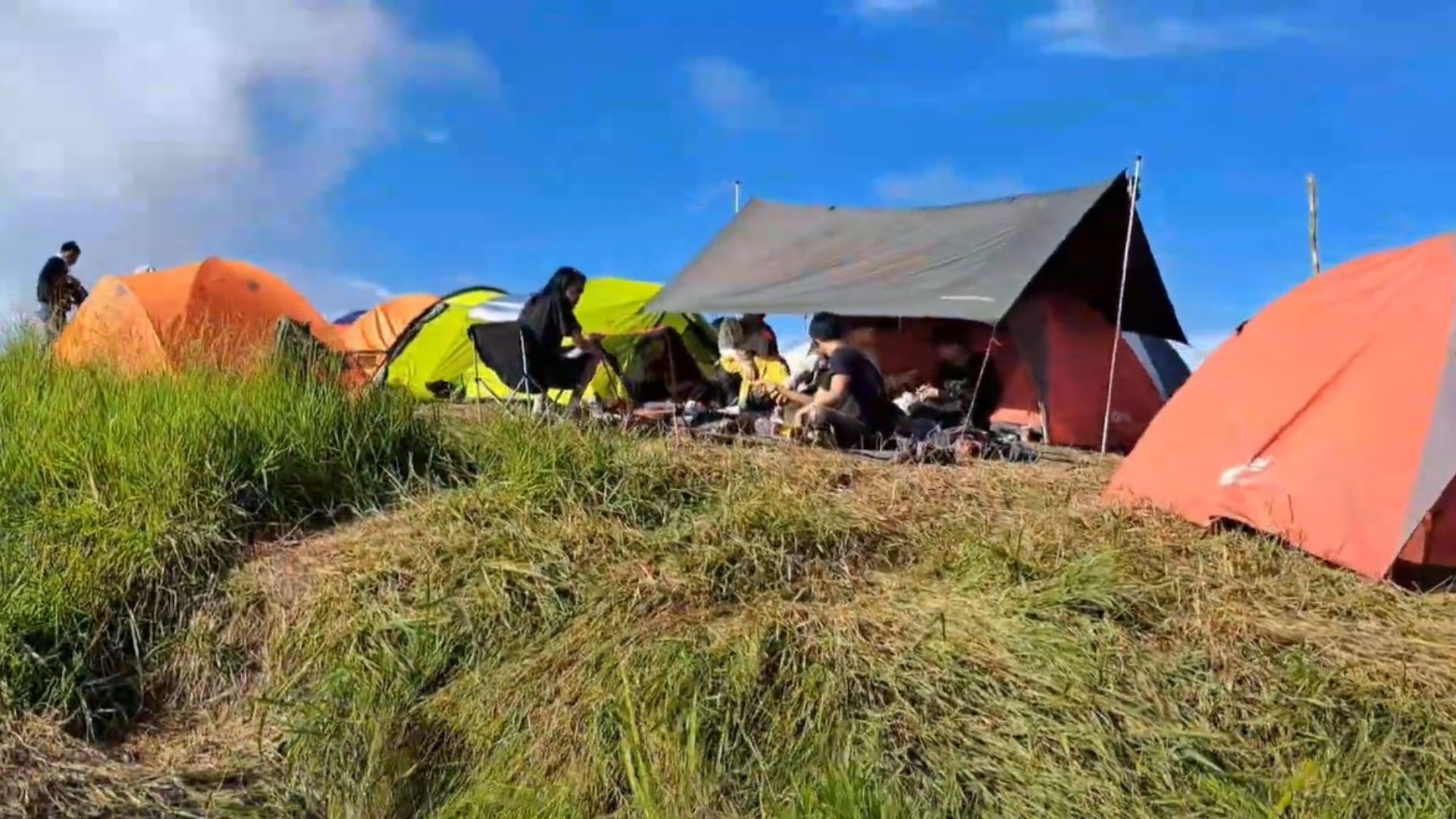 Camping di puncak Gunung Pangradinan yang viral* / YouTube/ MRW channel