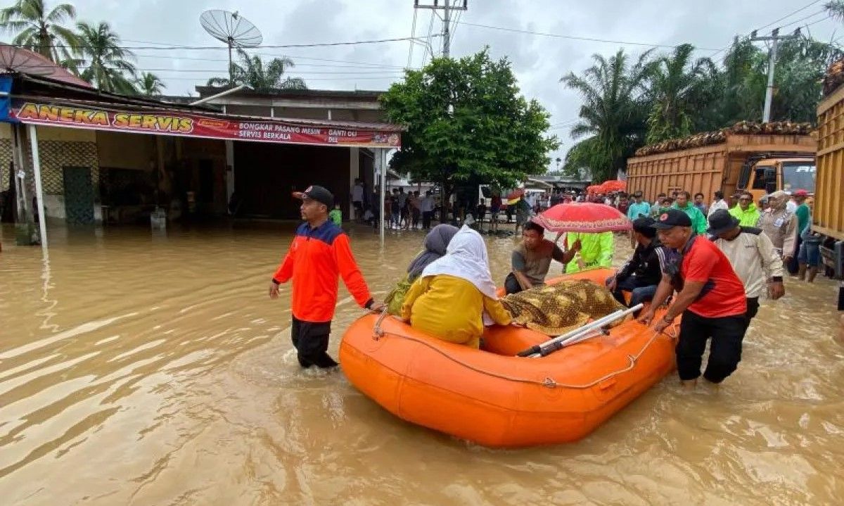 BPBD Pasaman Barat saat mengevakuasi jenazah menggunakan perahu karet melintasi genangan banjir di Batang Pasaman Kecamatan Pasaman, Jumat (8/3/2024) pagi. (Antara/HO-BPBD Pasaman Barat)