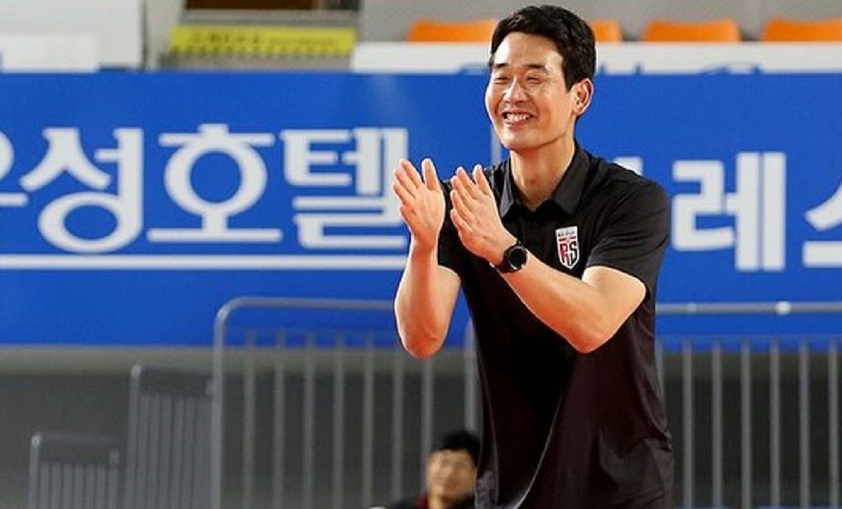 Pelatih Red Sparks Ko Hee-jin; terima kasih para penggemar.