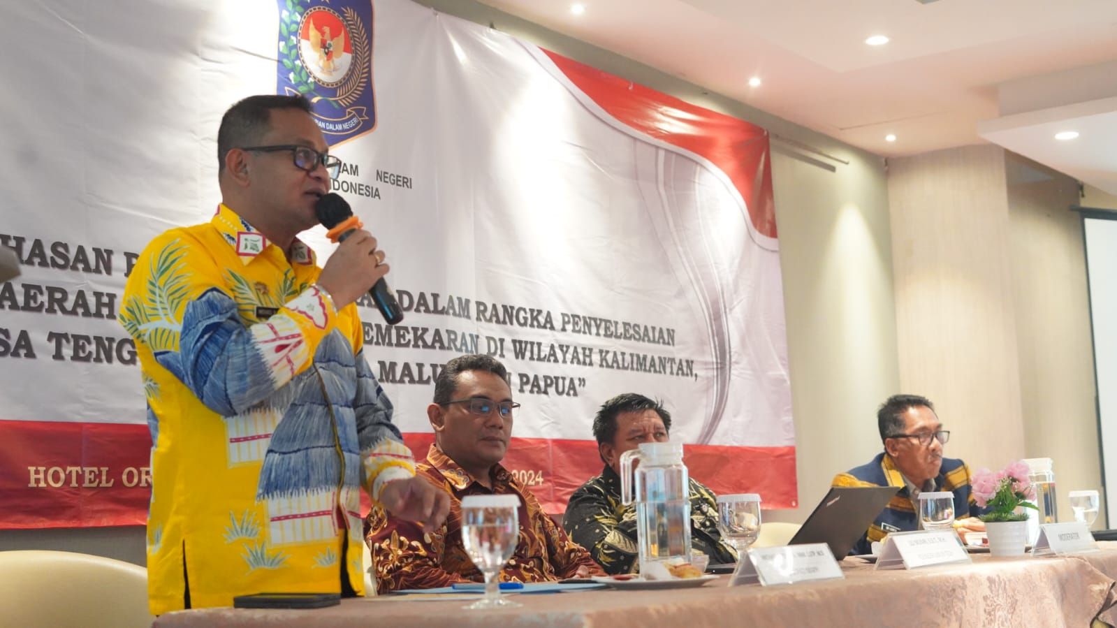 Penjabat Bupati Mappi, Michael R. Gomar S.STP.,M.Si menjadi Narasumber dalam rapat Pembahasan Pusat dan Daerah Dalam Rangka Penyelesaian Permasalahan pada Daerah Otonom Hasil Pemekaran di Wilayah Kalimantan, Nusa Tenggara, Sulawesi, Maluku dan Papua.