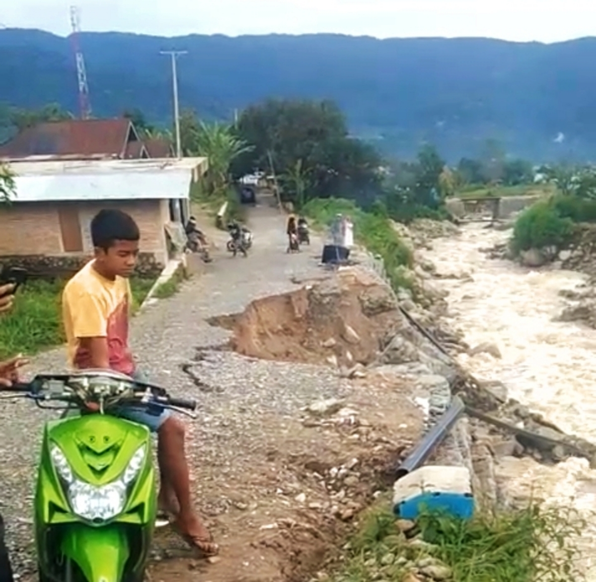 Banjir dan longsor di Nagari Surian