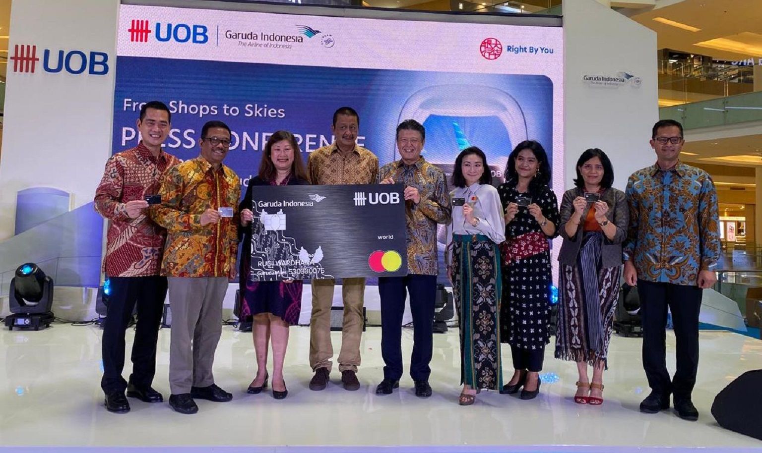 Foto bersama dalam acara peluncuran Garuda Indonesia UOB Credit Card di Gandaria City, Jakarta, Jumat (8/3/2024). Sumber: Lucius GK