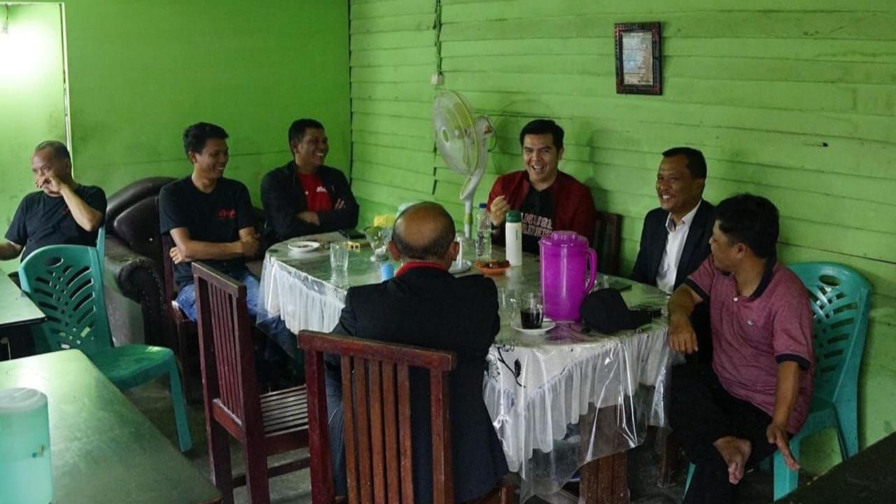 Bane Manalu, caleg DPR RI dari Dapil Sumatera Utara 3 berbincang dengan konstituen di Pakpak Bharat.