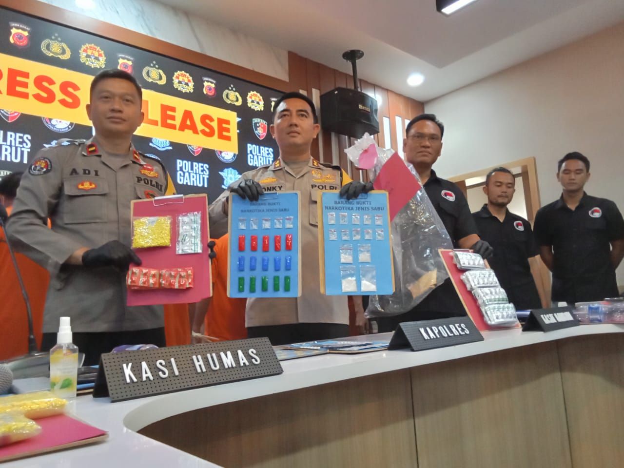 Kapolres Garut, AKBP Rohman Yonky Dilatha (tengah)menunjukkan barang bukti kejahatan Narkoba.