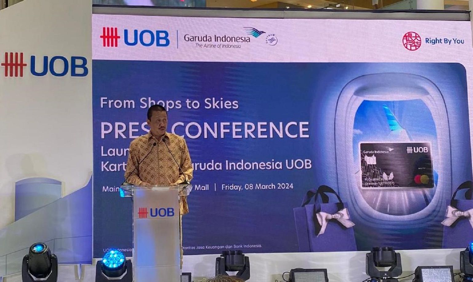 President and CEO Garuda Indonesia Irfan Setiaputra memberikan sambutan saat acara peluncuran Garuda Indonesia UOB Credit Card di Gandaria City, Jakarta, Jumat (8/3/2024). Sumber: Lucius GK