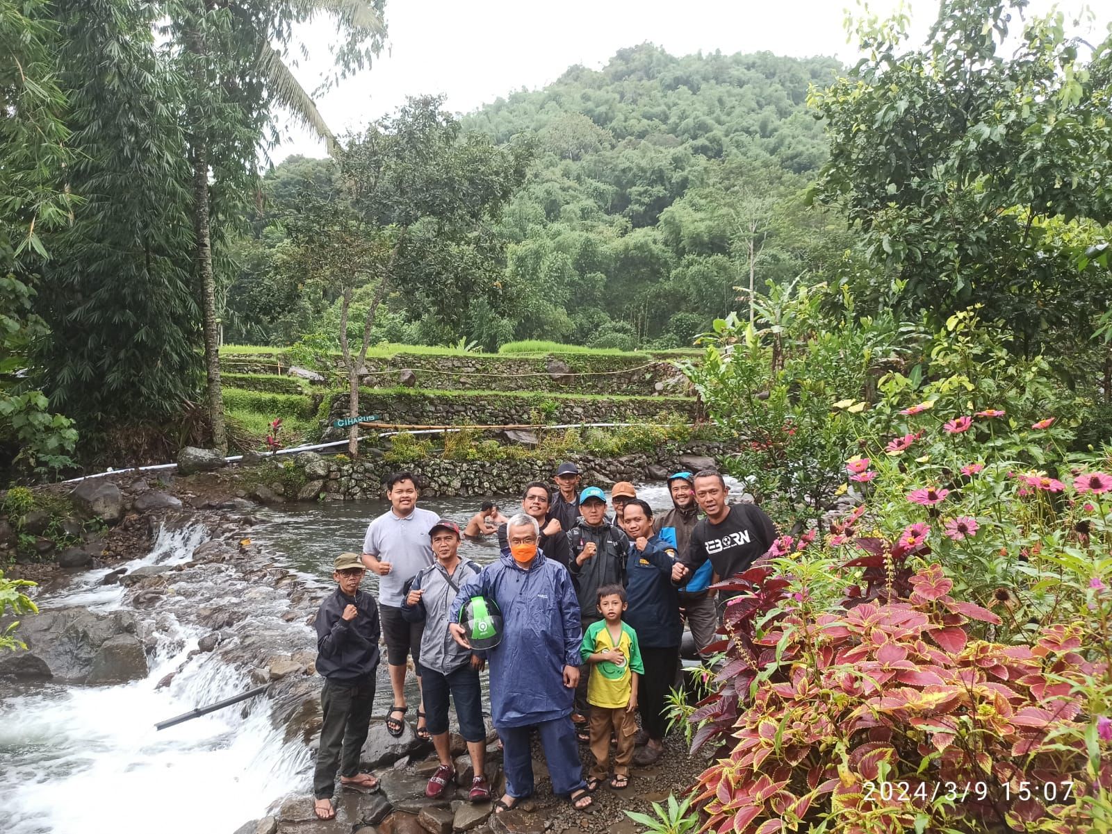 Sejumlah pengunjung melakukan foto bersama dengan spot foto aliran sungai Ciharus