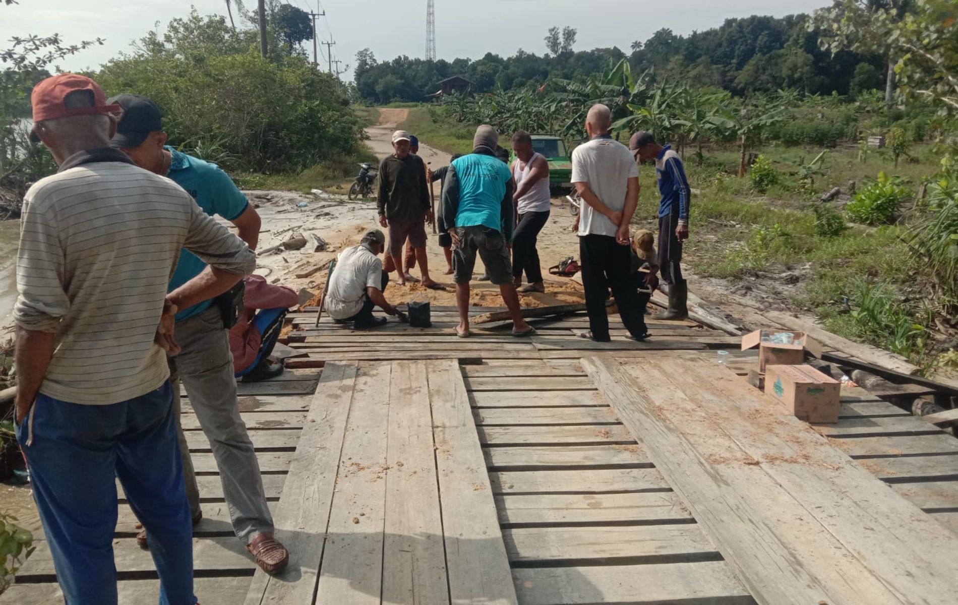Pemerintah Desa Resang melaksanakan goro perbaikan jembatan