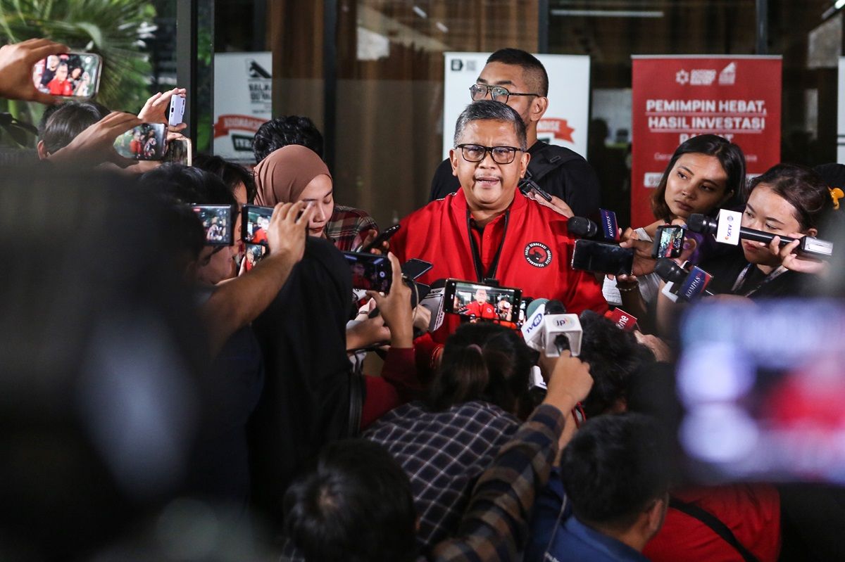 Sekjen PDIP Hasto Kristiyanto (tengah) menjawab pertanyaan wartawan usai pertemuan di Gedung High End, Jakarta, Kamis (15/2/2024).