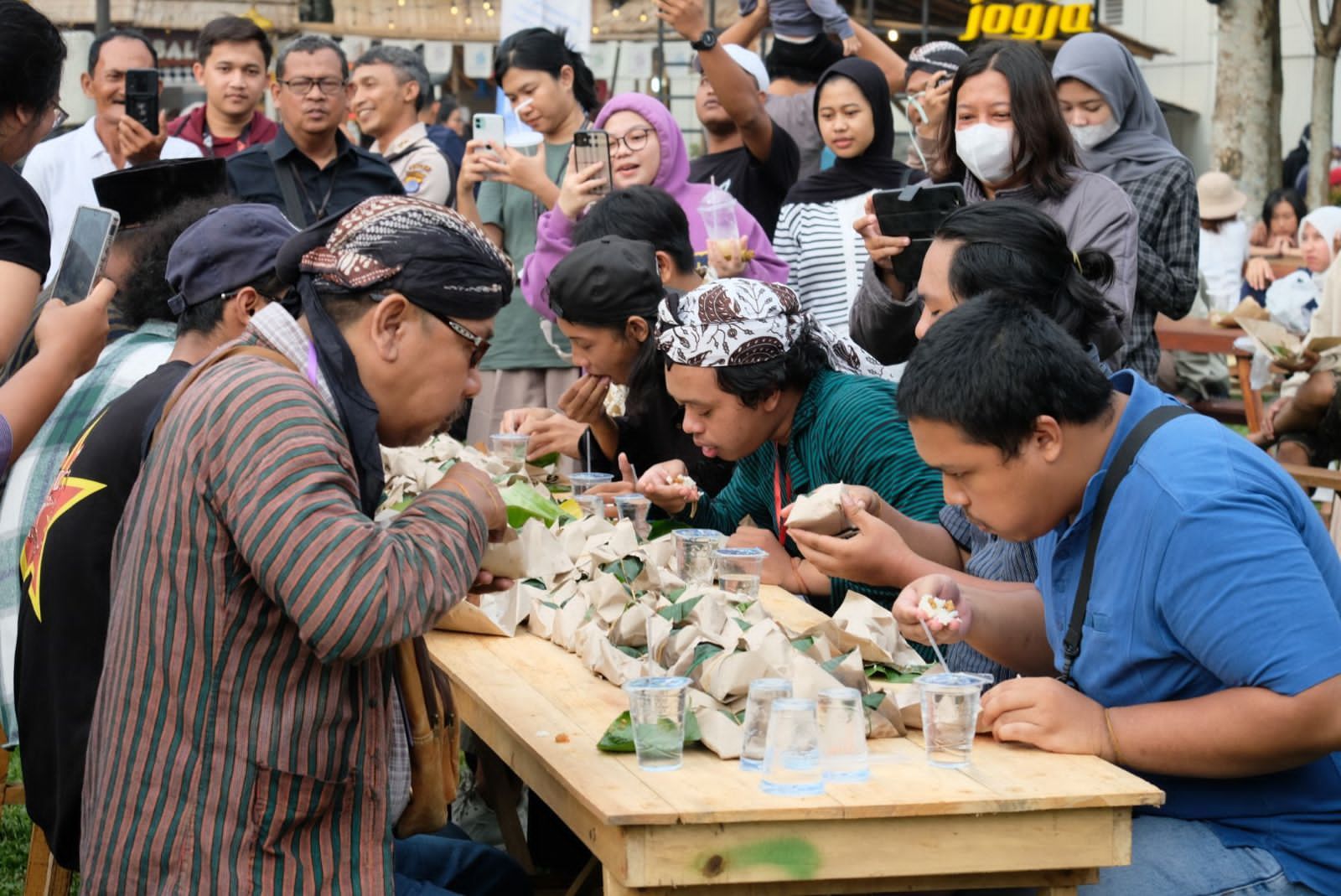 Suasana lomba makan nasi kucing di Wiwitan Pasa 2024