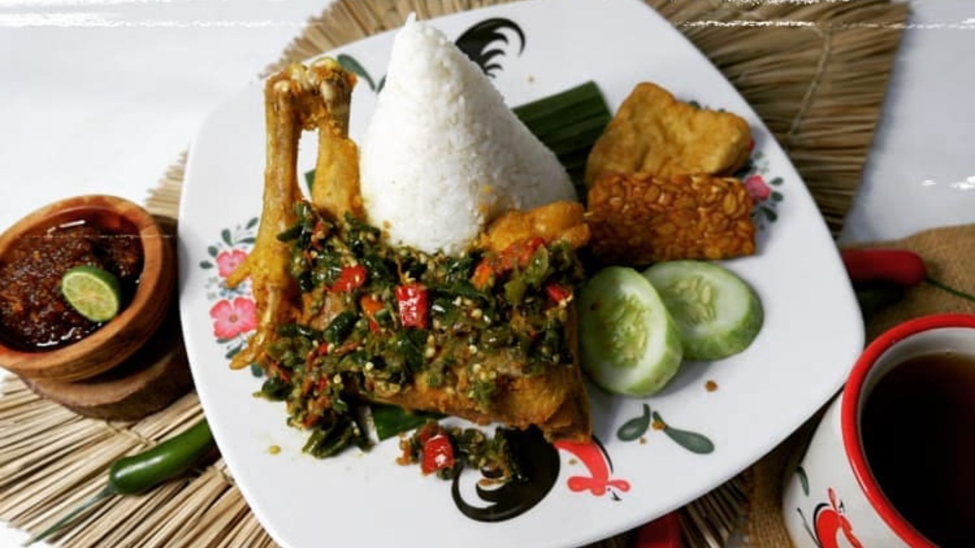 Salah satu menu makanan di Ayam Kriuk Padasuka. / Instagram / @ayamkriukpadasuka 