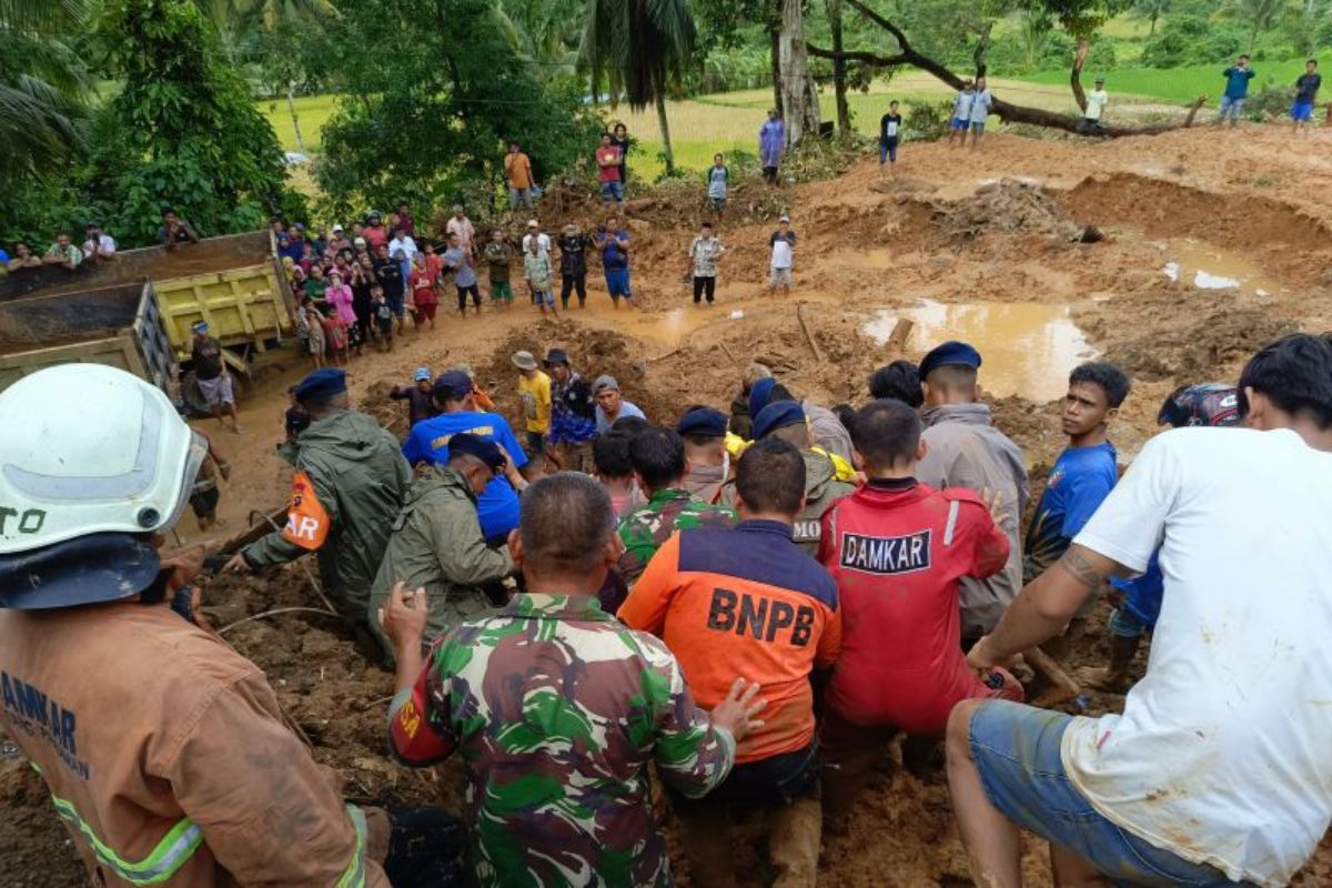 Tim petugas gabungan bersama warga mengevakuasi jasad korban banjir-tanah longsor di Kabupaten Padang Pariaman, Sumatera Barat, Jumat (8/3/2024)