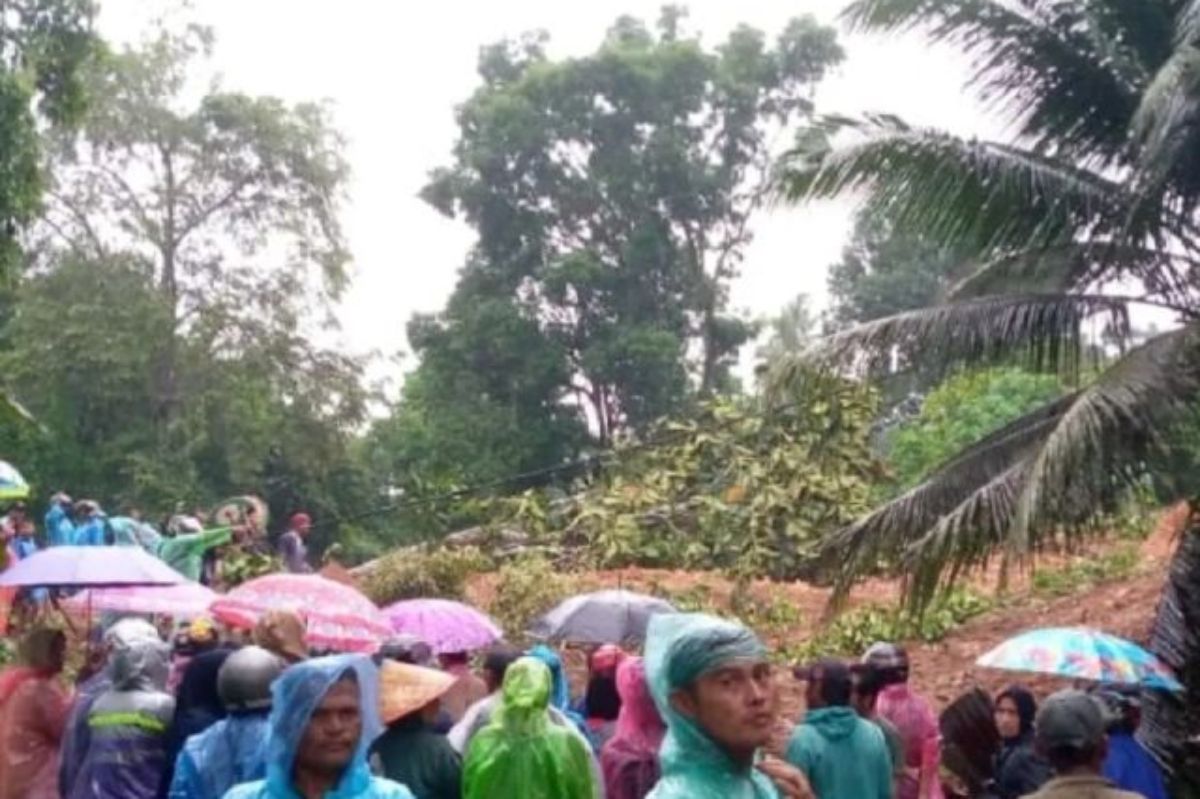 Sejumlah warga mengunjungi lokasi longsor di Nagari Sungai Durian, Kecamatan Patamuan, Kabupaten Padang Pariaman, Sumbar. 