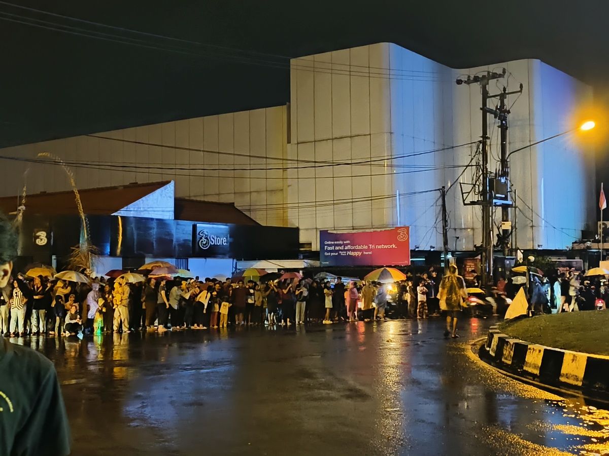 Warga berjubel memadati Kawasan Simpang Enam Denpasar, meski suasana hujan, mereka tetap antusias menantikan parade ogoh-ogoh. 