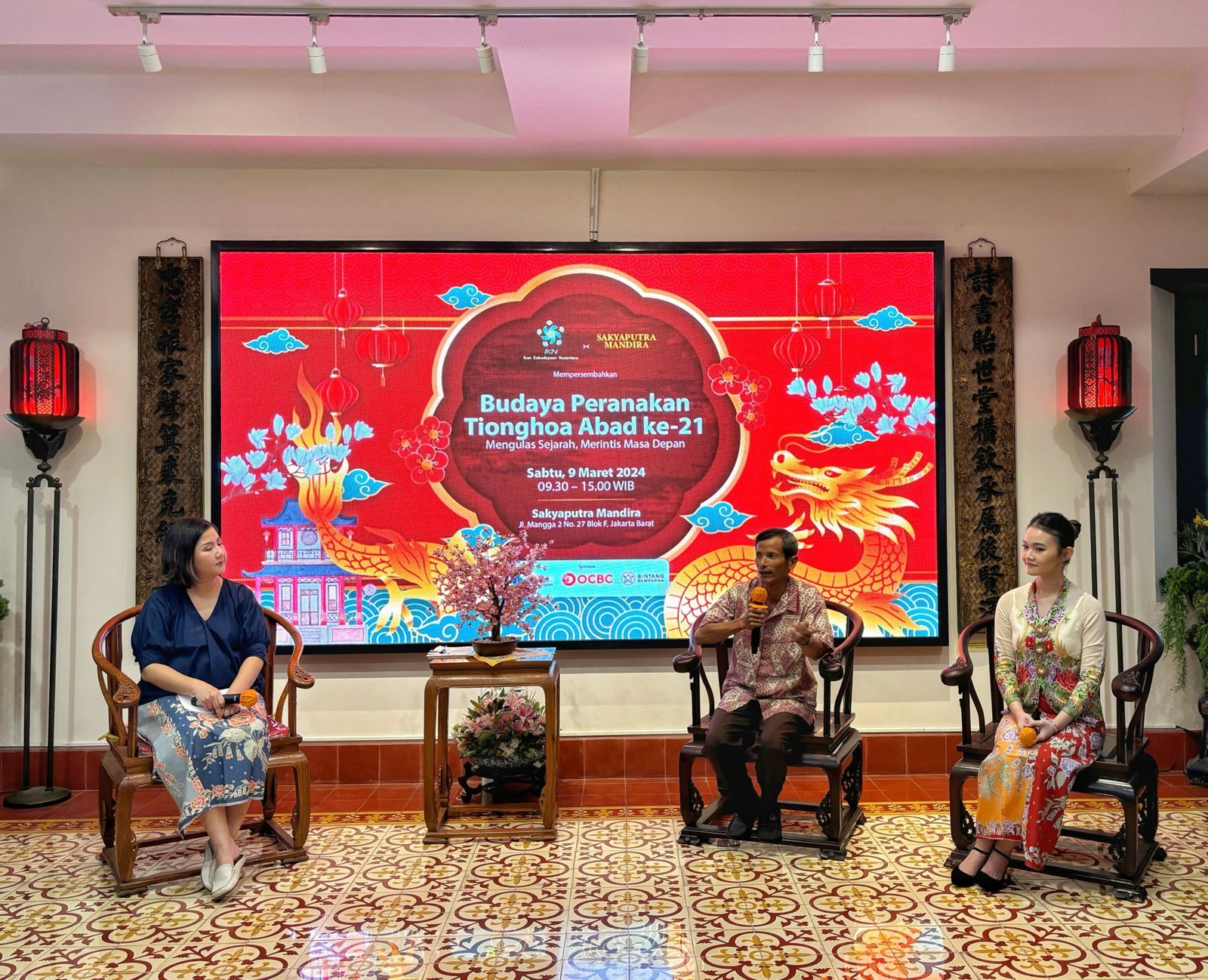 (Ki-ka) Grace Khoesoema (moderator), Sinolog UI Eddy P Witanto, dan Gen Z influencer Selly Gouw dalam diskusi Budaya Peranakan Tionghoa yang diadakan Yayasan Ikon Kebudayaan Nusantara, di Sakyaputra Mandira, Jakarta, Sabtu (9/3/2024). 