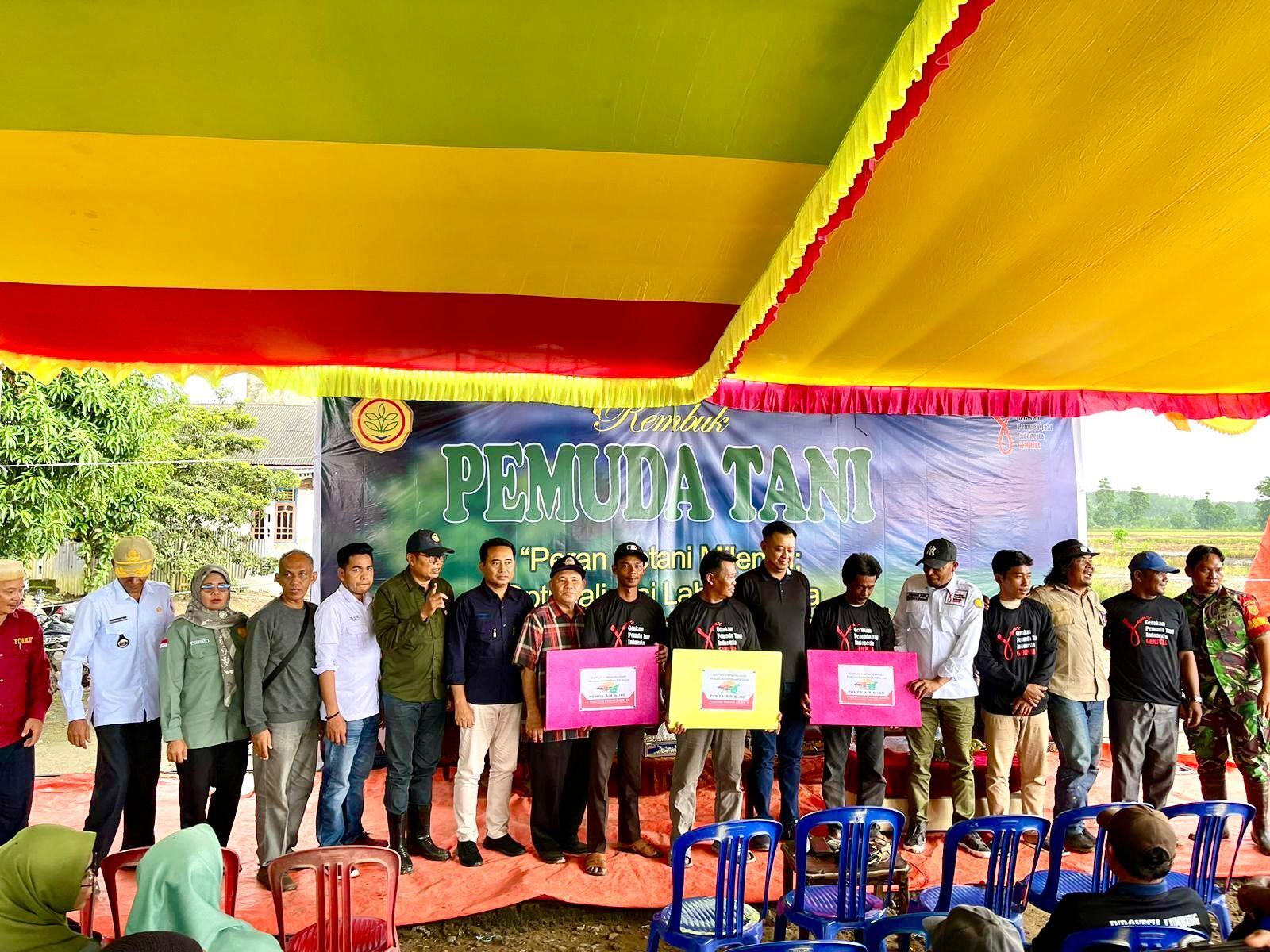 Penyerahan bantuan dari Kementrian Pertanian kepada pemuda tani di Banyuasin, Sumatera Selatan