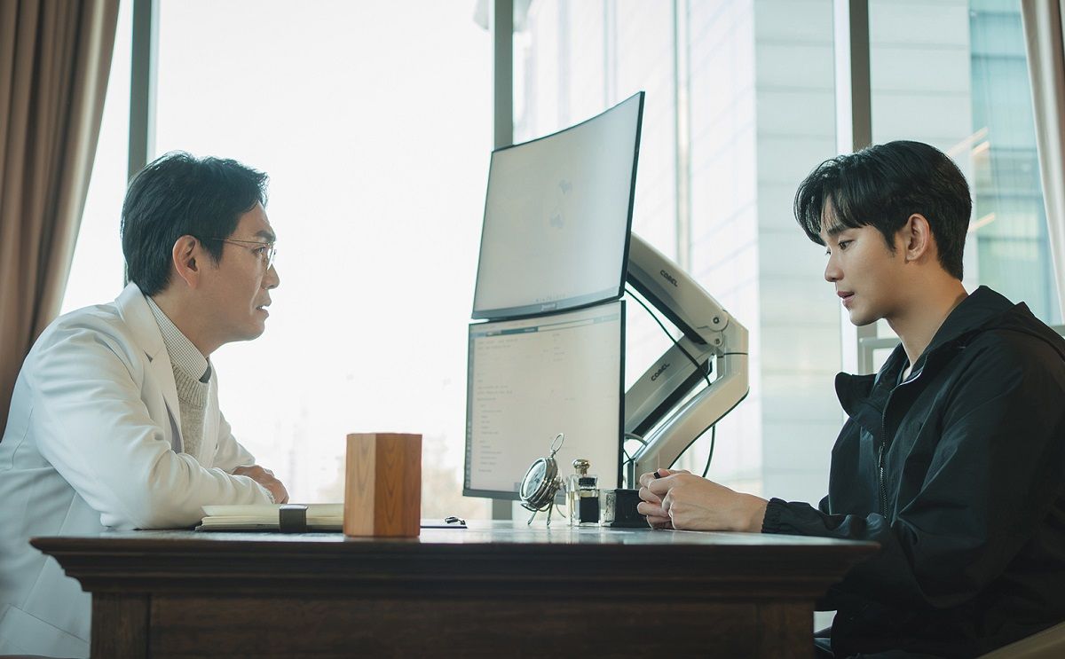 Cuplikan Queen of Tears episode 1 tampilkan Baek Hyun Woo (Kim Soo Hyun) ke psikolog yang diperankan Oh Jung Se.