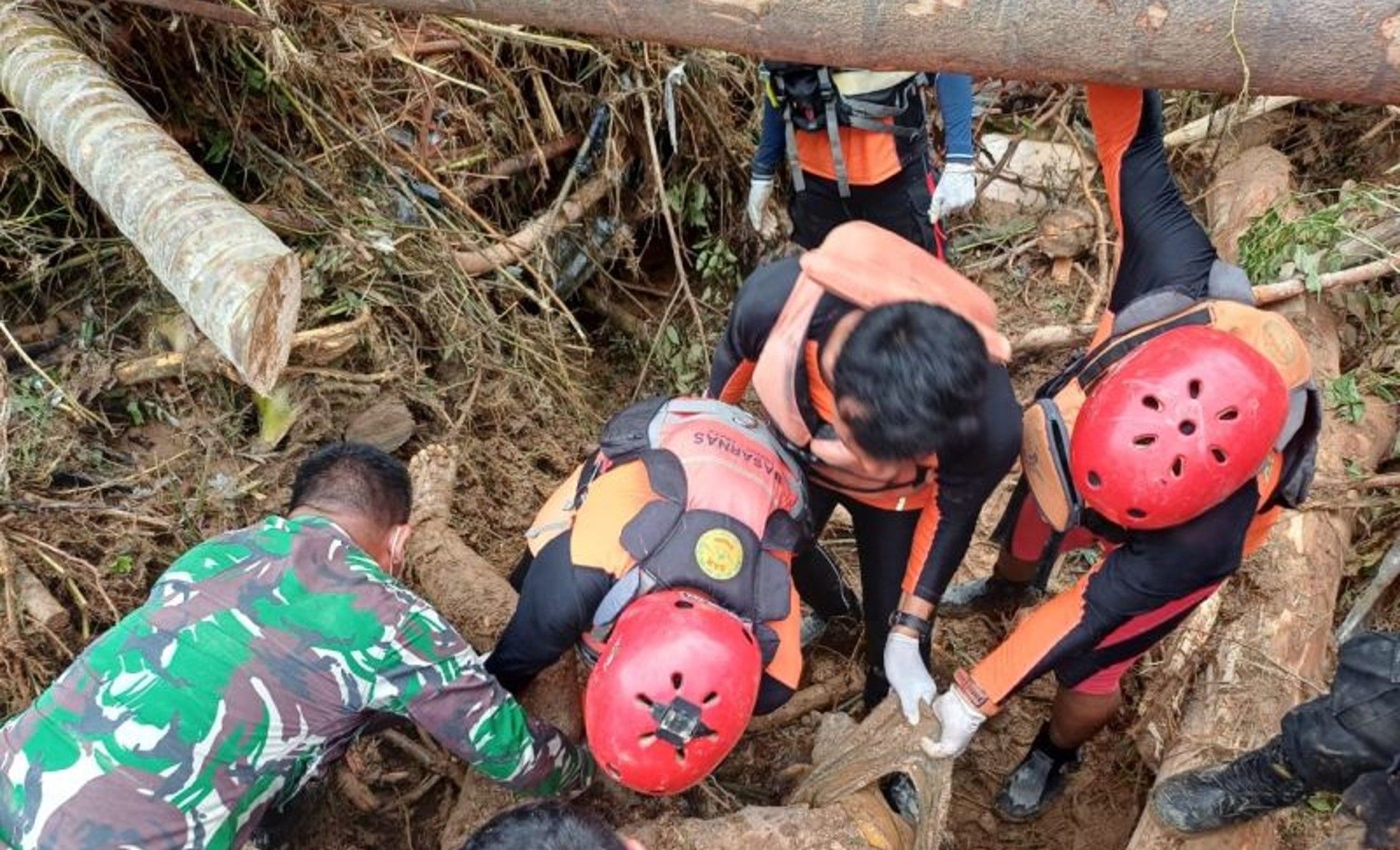 Tim SAR gabungan menemukan satu korban bencana banjir dan longsor di Kabupaten Pesisir Selatan, Sumbar 
