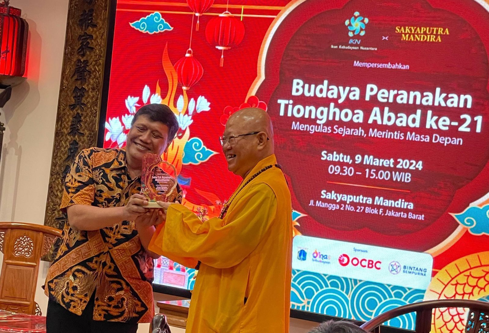  Kepala Wihara Ekayana Arama, YM Aryamaitri Mahasthaviradan Pendiri Ikon Budaya Nusantara (IKN) Rm Justinus Sulistiadi Pr senyum bersama di Vihara Sakyaputra Mandira, Jakarta, Sabtu (9/3/2024).