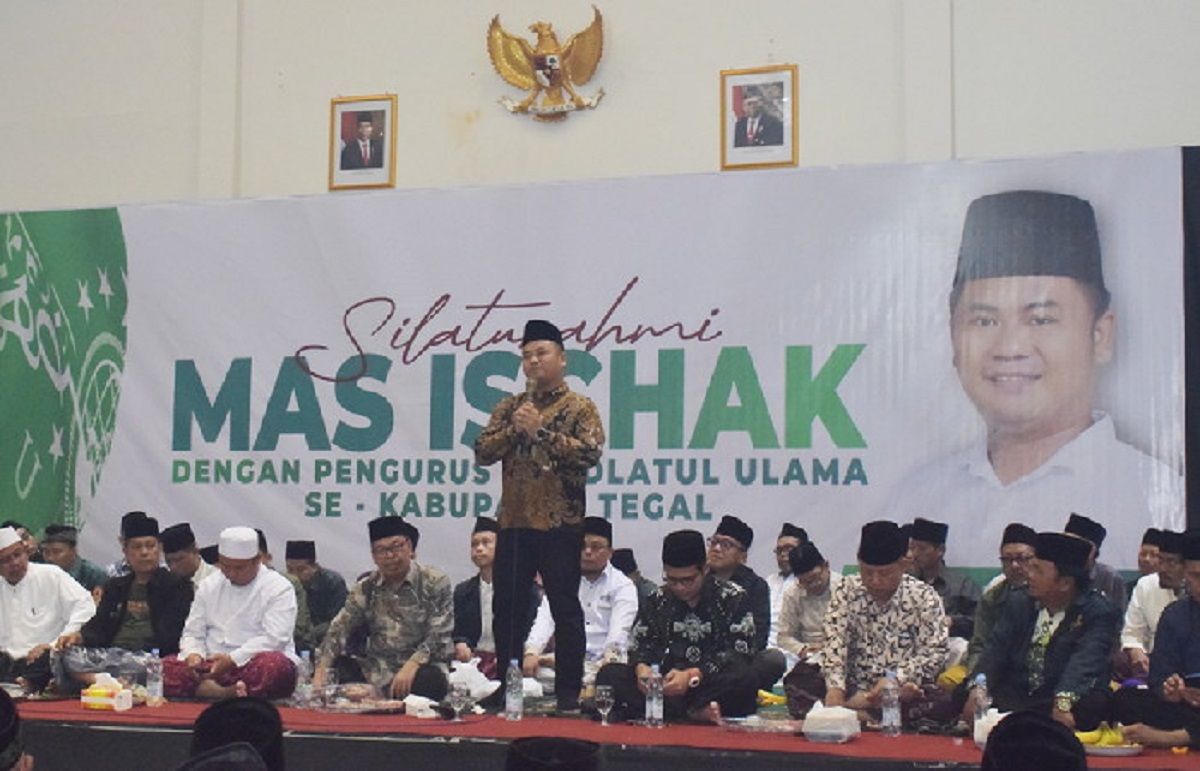 Haji Ischak Maulana Rohman saat menyampaikan sambutan dalam acara 'Silaturahmi Mas Ischak dengan Pengurus Nahdlatul Ulama (NU) se-Kabupaten Tegal' di Lasnur Covention Hall Slawi, Minggu, 10 Maret 2024.