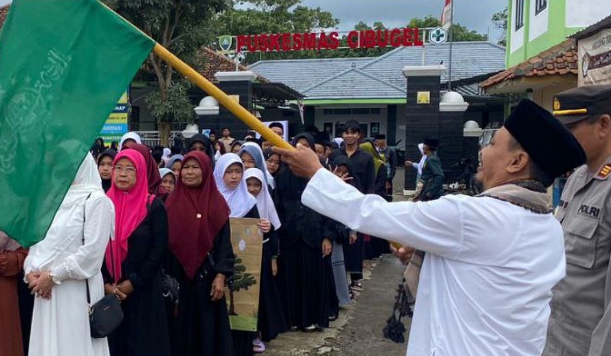 Camat Cibugel H Nuryadin membuka acara pawai ta'aruf di Kecamatan Cibugel 
