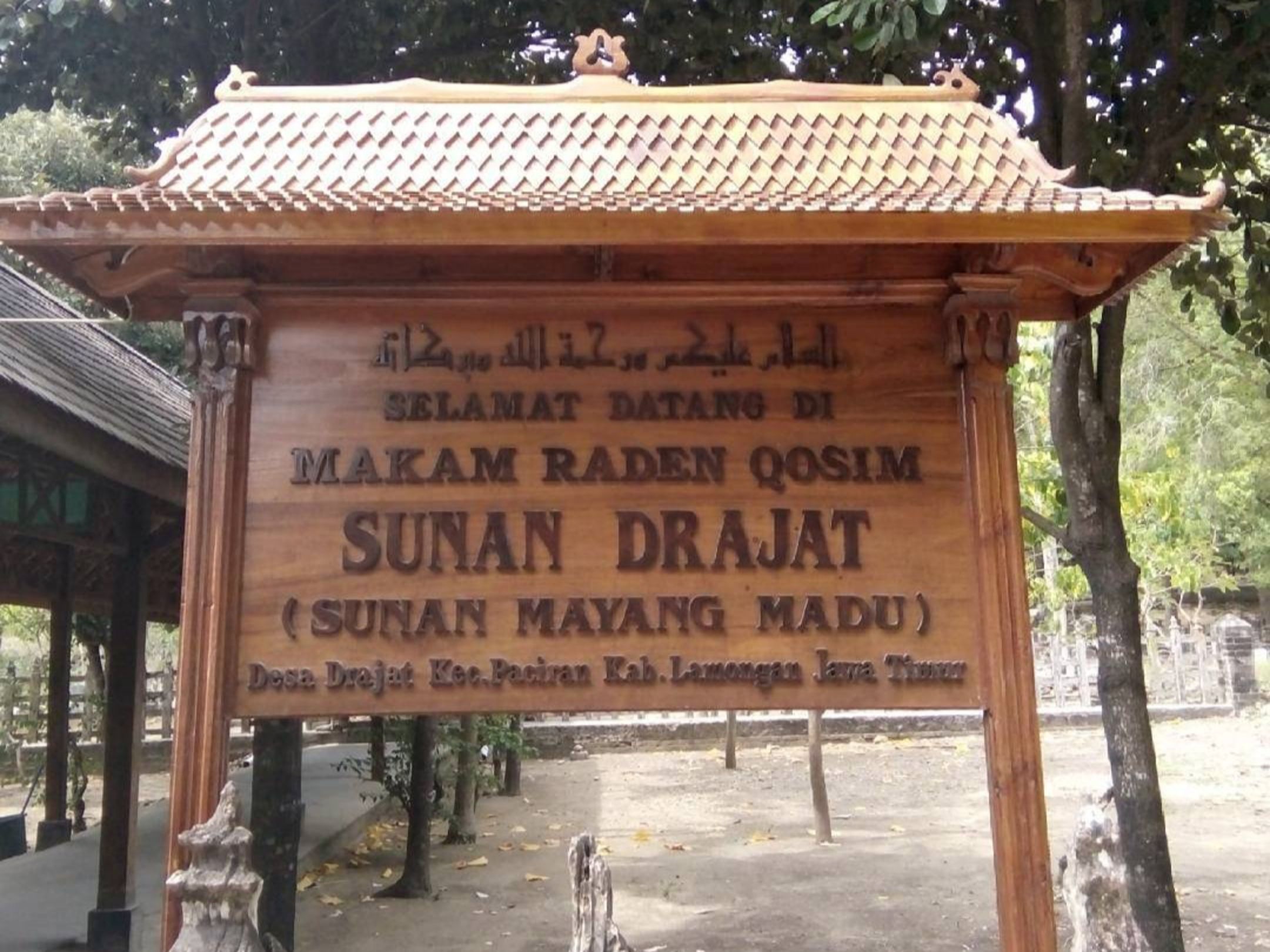 Lihat foto komplek makam Sunan Drajat terletak di sebuah bukit di Desa Drajat, Kecamatan Paciran, Kabupaten Lamongan, Provinsi Jawa Timur