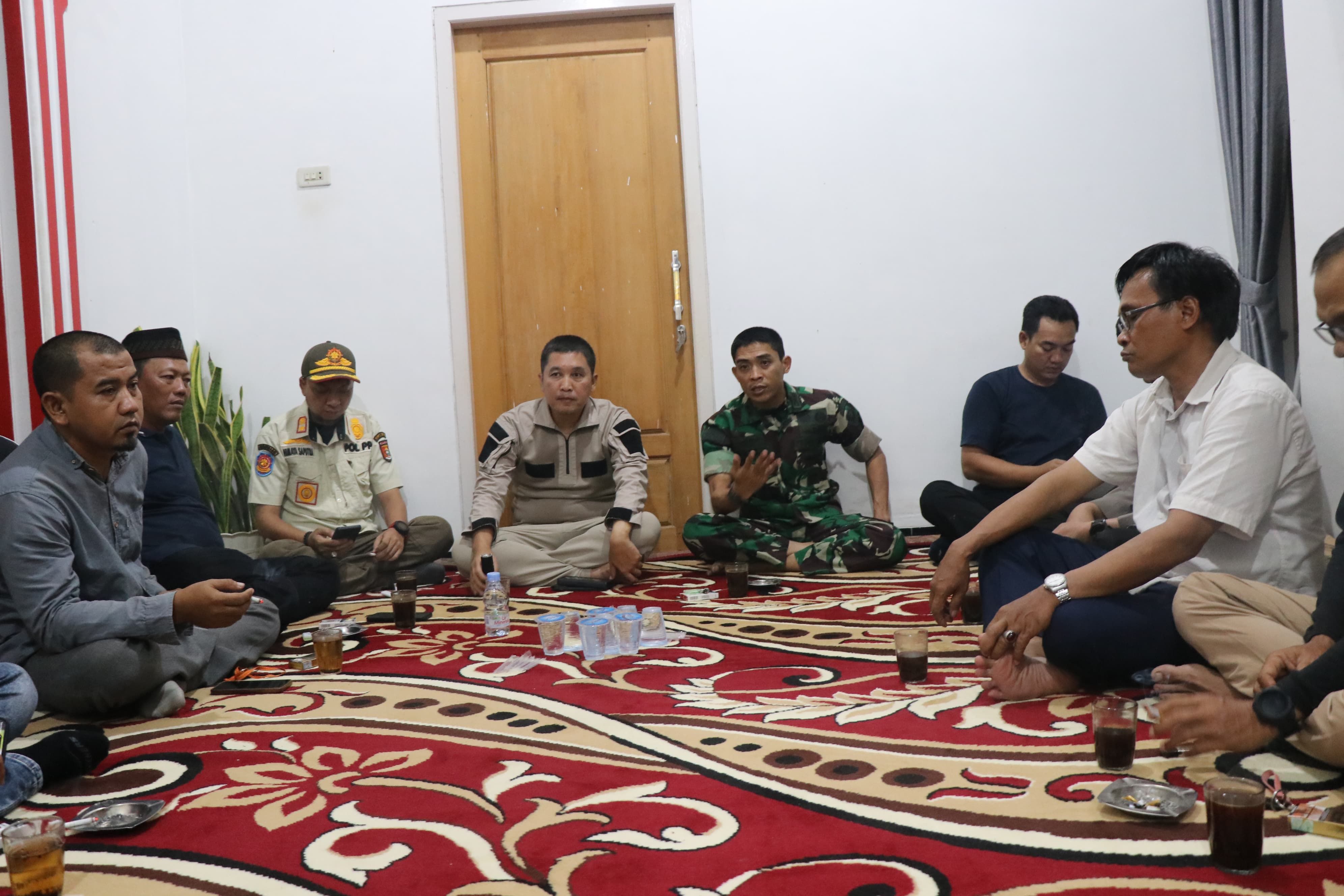Kapolres Lampung Barat, Polda Lampung, AKBP Ryky Widya Muharam dan Dandim 0422 Letkol Inf Rinto Wijaya saat bermediasi dengan warga Suoh