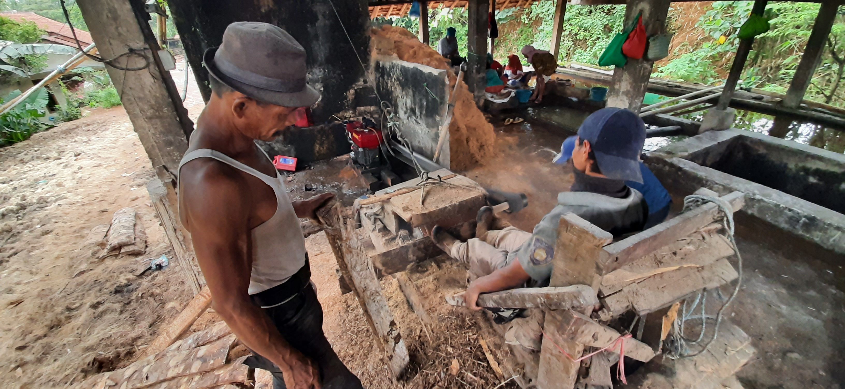 Para pekerja beraktivitas di tempat pembuatan aci kawung, Kampung Bojong, Desa Bojongmekar, Kecamatan Cipeundeuy, Kabupaten Bandung Barat, Kamis (7/3/2024). Pesanan aci kawung meningkat menjelang puasa, namun bahan bakunya justru sulit diperoleh.