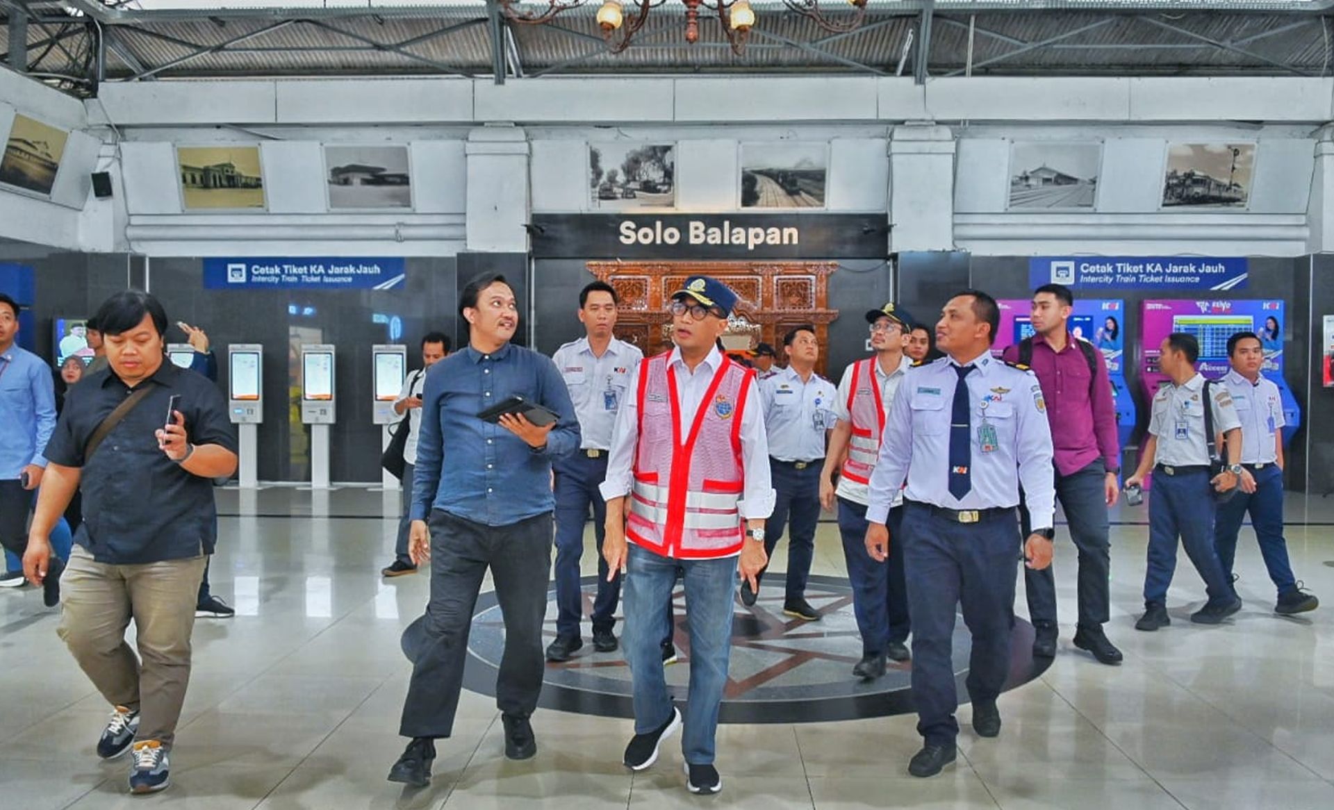 Menhub Budi Karya Sumadi saat meninjau Stasiun Solo Balapan Minggu, 10 Maret 2024.