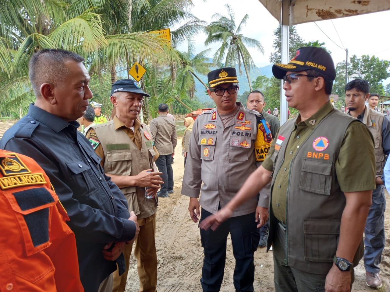 Kepala BNPB Letjen TNI Suharyanto didampingi Bupati Pesisir Selatan, Rusma Yul Anwar saat meninjau lokasi terdampak bencana / marawatalk / istimewa