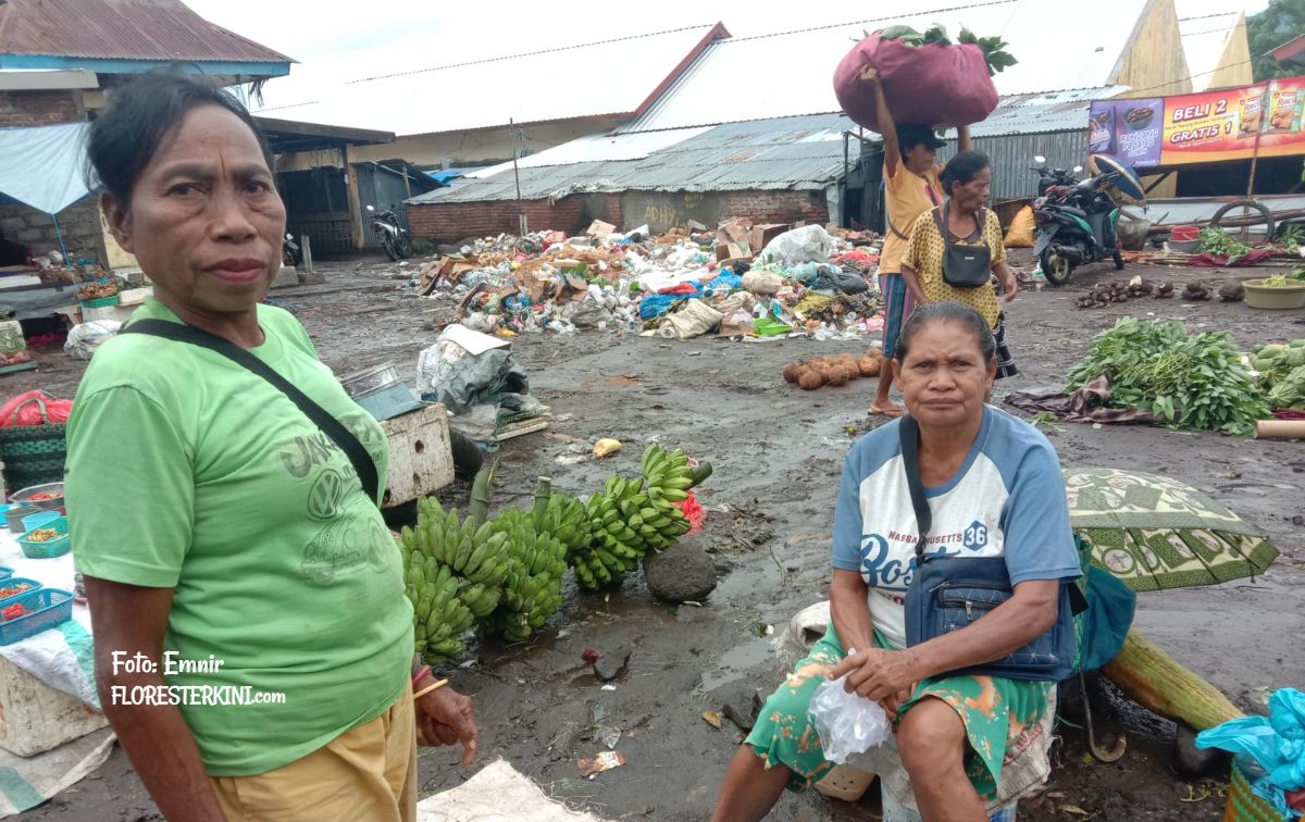 Pedagang sayur-mayur di Pasar Daerah Larantuka, Flores Timur.//