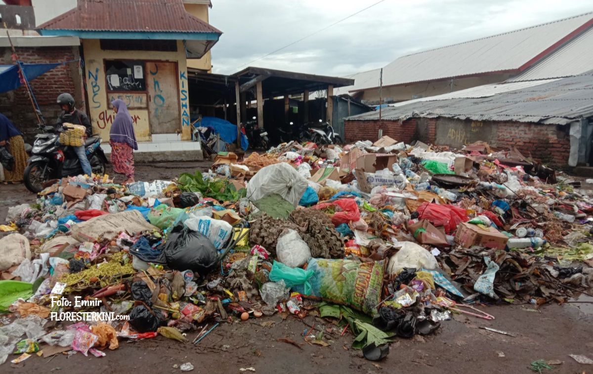 Sampah yang menumpuk di areal Pasar Daerah Larantuka, Flores Timur.//