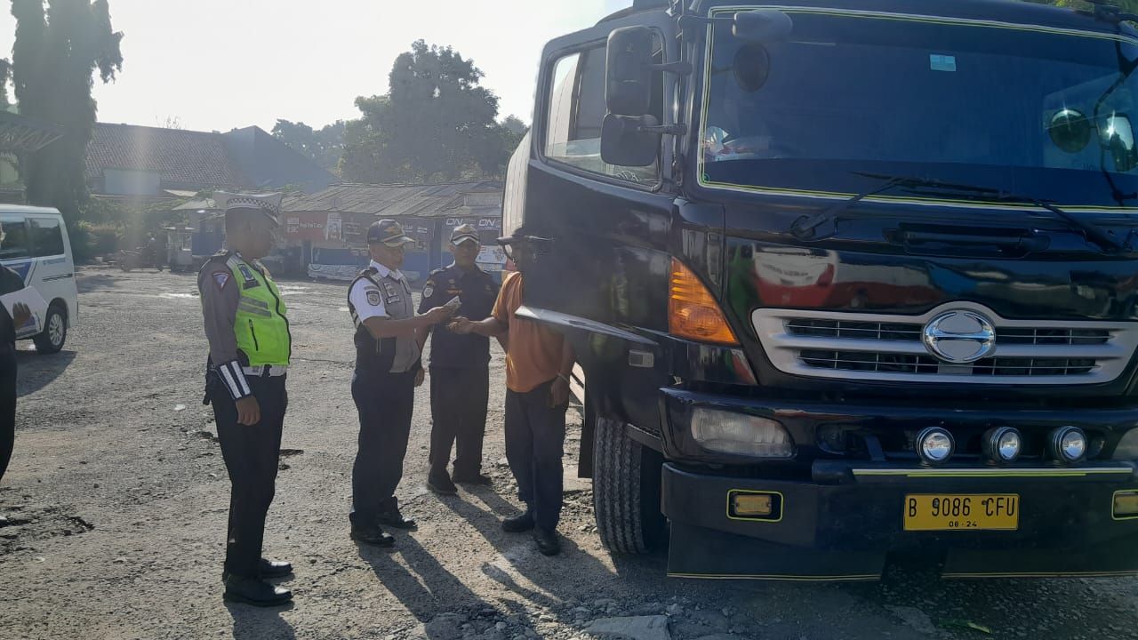 Petugas gabungan melakukan pemeriksaan terhadap kendaraan angkutan barang di wilayah Purwakarta beberapa waktu lalu.