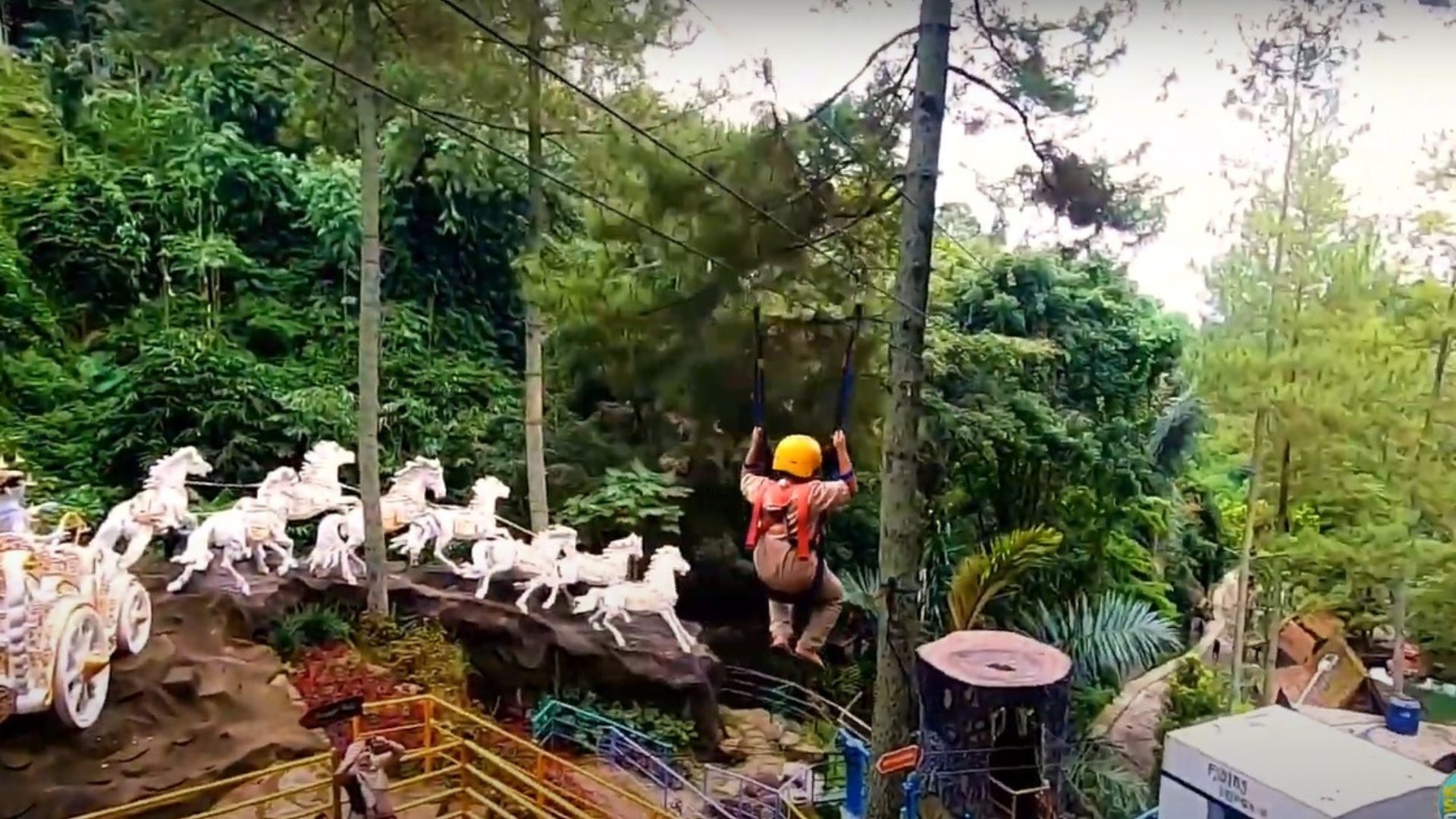 Sky Gliding (Flying Fox) di wahana Tarzan Cross Dago, Dream Park, wisata alam favorit di Bandung Barat./ YouTube/ Kiirosan Story