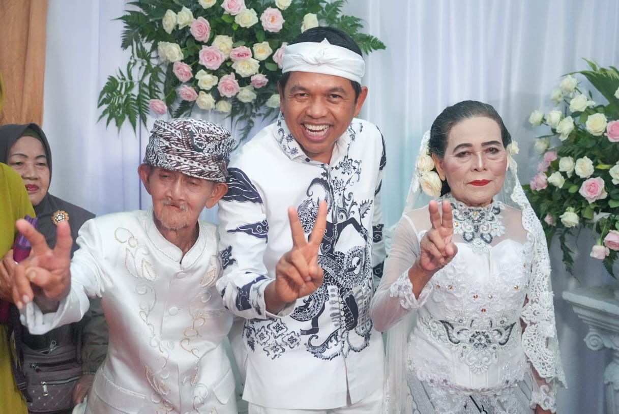 Kakek tua yang baru saja nikah foto bersama dengan Kang Dedi Mulyadi (KDM)