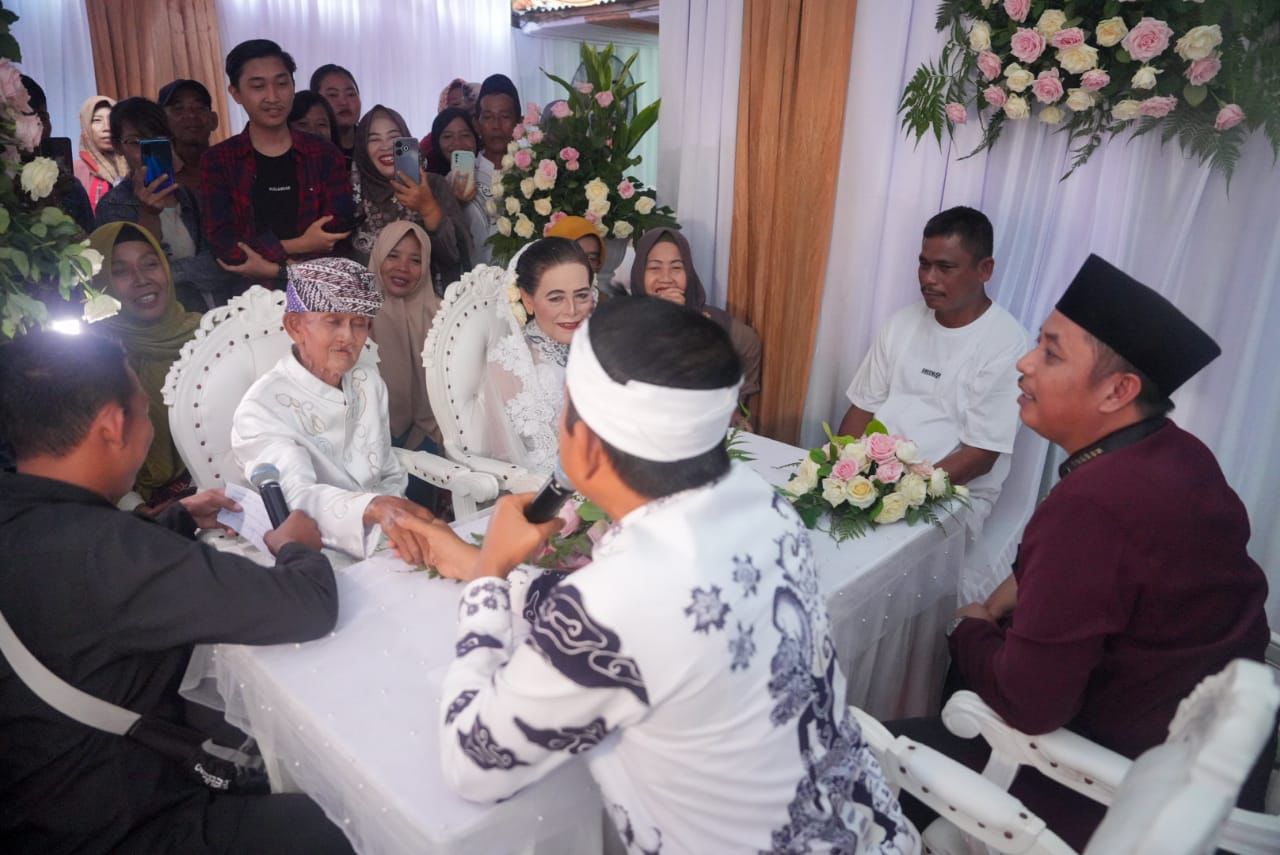 Kang Dedi Mulyadi menjadi wali nikah untuk pernikahan Ki Jaya dan Mak Ukasih.*