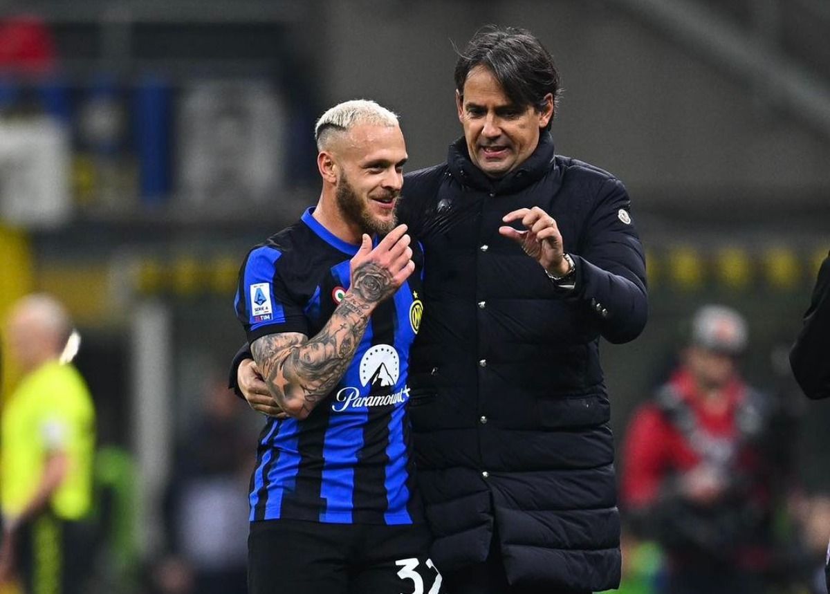 Pelatih Inter, Simone Inzaghi memberi instruksi kepada Federico Dimarco