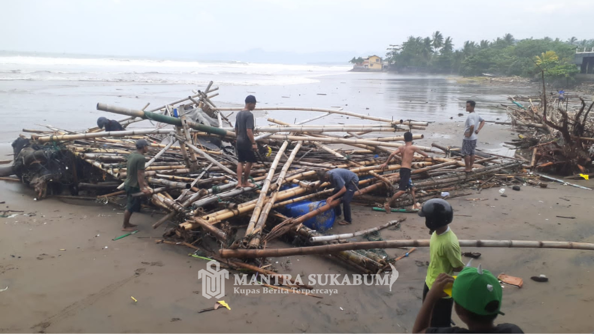 Ratusan rumah, warung dan bale mengalami kerusakan akibat gelombang tinggi di kawasan Pantai Palabuhanratu Sukabumi (Selasa, 12 Maret 2024)