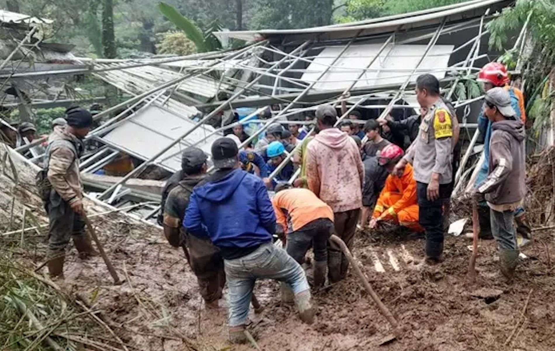 Tim gabungan dan warga setempat mengevakuasi korban terdampak longsor yang menimpa bangunan di kawasan wisata HeHa Waterfall Puncak, Cisarua, Bogor, Senin 11 Maret 2024.