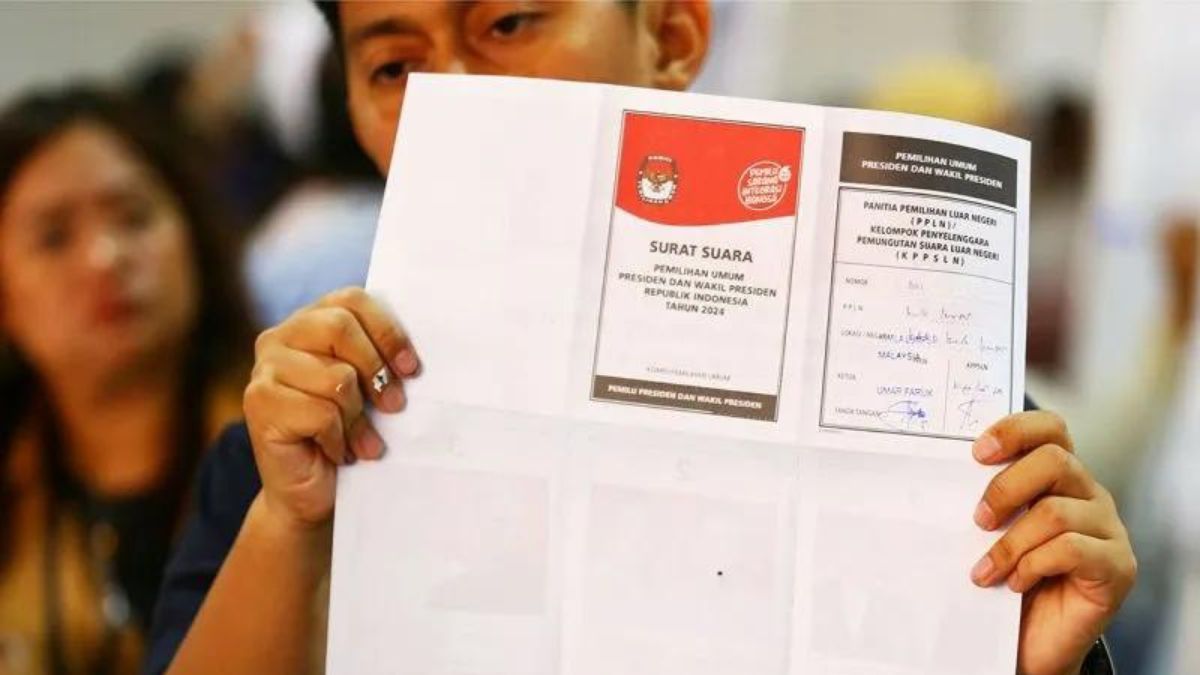 Kelompok Penyelenggara Pemungutan Suara Luar Negeri (PPLN) Kuala Lumpur menunjukkan surat suara yang telah dicoblos saat perhitungan surat suara di World Trade Center Kuala Lumpur, Malaysia, Rabu (14/2/2024).