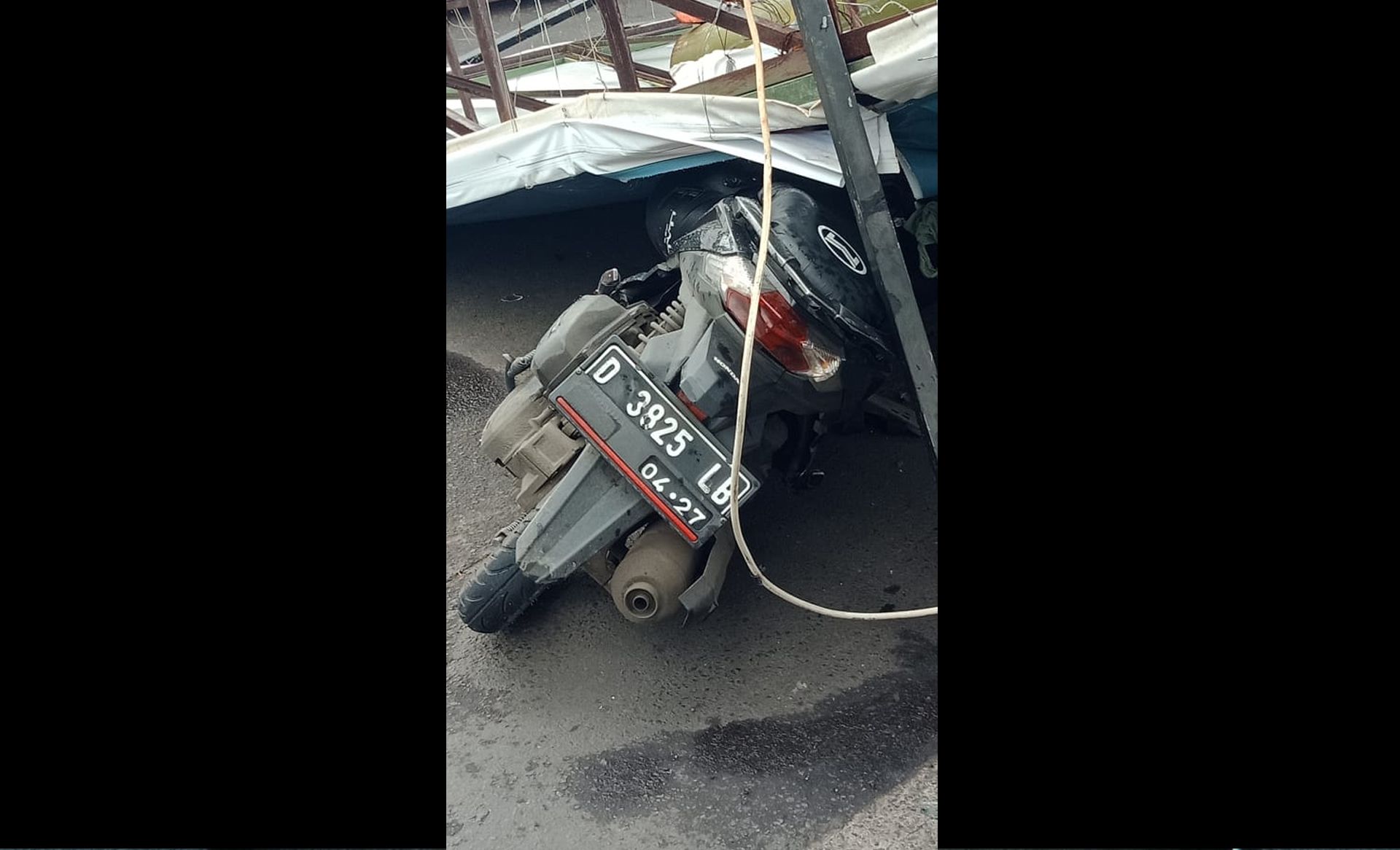Satu motor tertimpa baliho raksasa di Jalan Gedebage Selatan, Kota Bandung, Rabu 13 Maret 2024