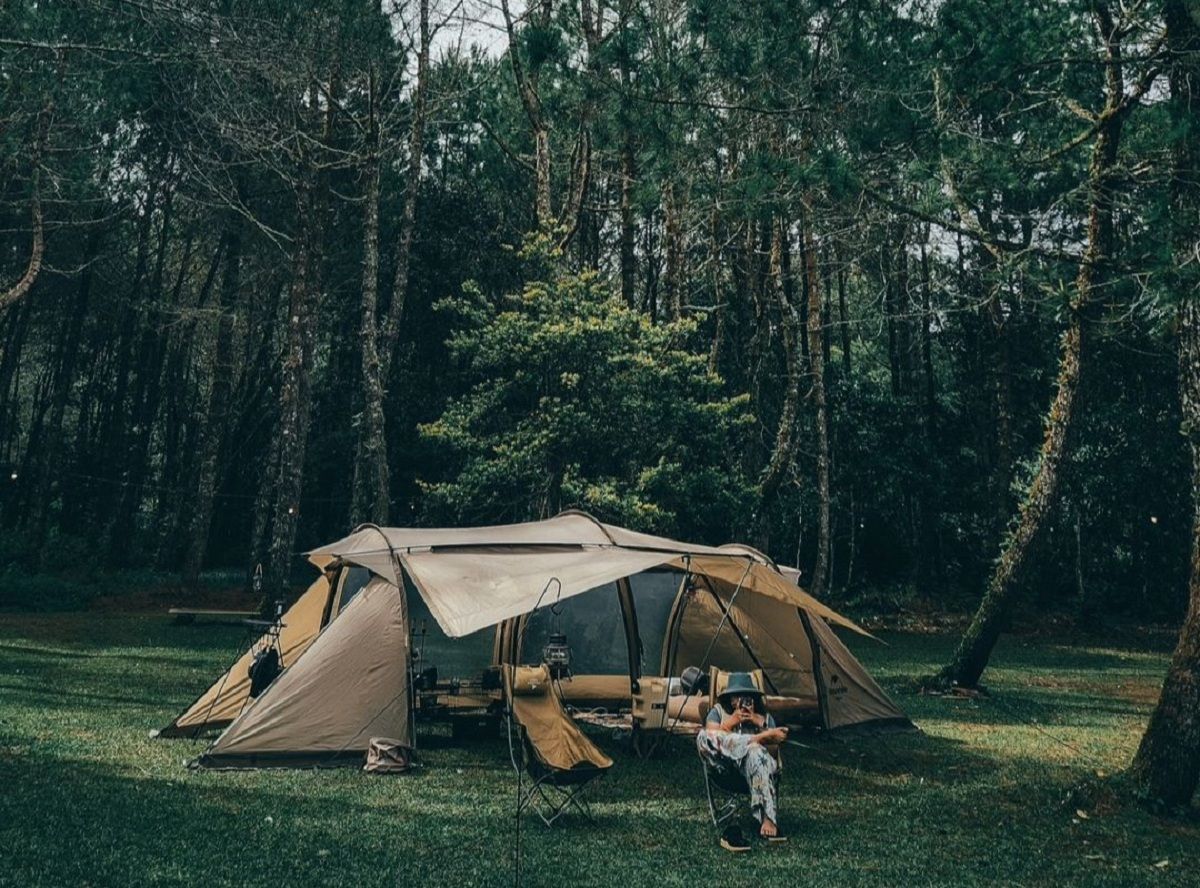 Potret aktivitas camping di Jungle Milk Jayagiri. / Instagram / @emirpratama /