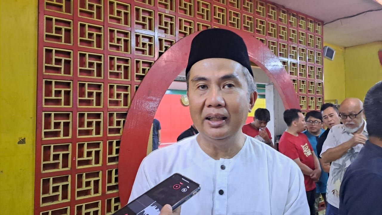 Pj Gubernur Jawa Barat Bey T Machmudin di Masjid Lautze 2, Jalan Tamblong, Kota Bandung, Selasa, 12 Maret 2024. 