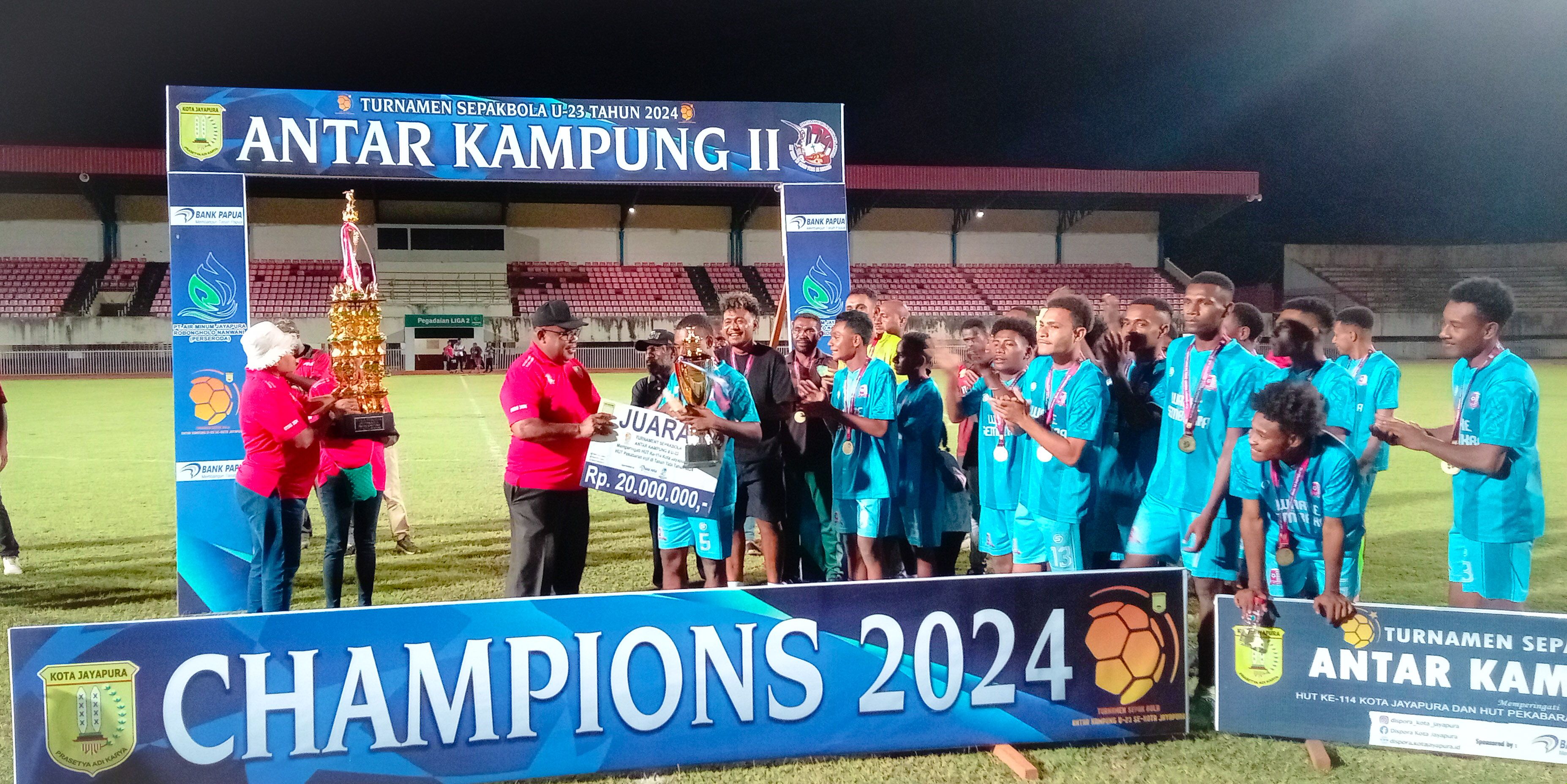 Pj Sekda Kota Jayapura Robby Kepas Awi ketika menyerahkan uang pembinaan dan juga piala bergilir kepada PS.Nafri sebagai Juara Turnamen Sepakbola U-23 Antar Kampung (Portal Papua) Silas Ramandey