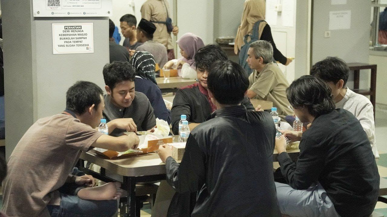 Masjid Salman ITB bersama Rumah Amal Salman menghadirkan program berbagi makanan buka puasa dengan hidangan Nusantara hingga mancanegara.