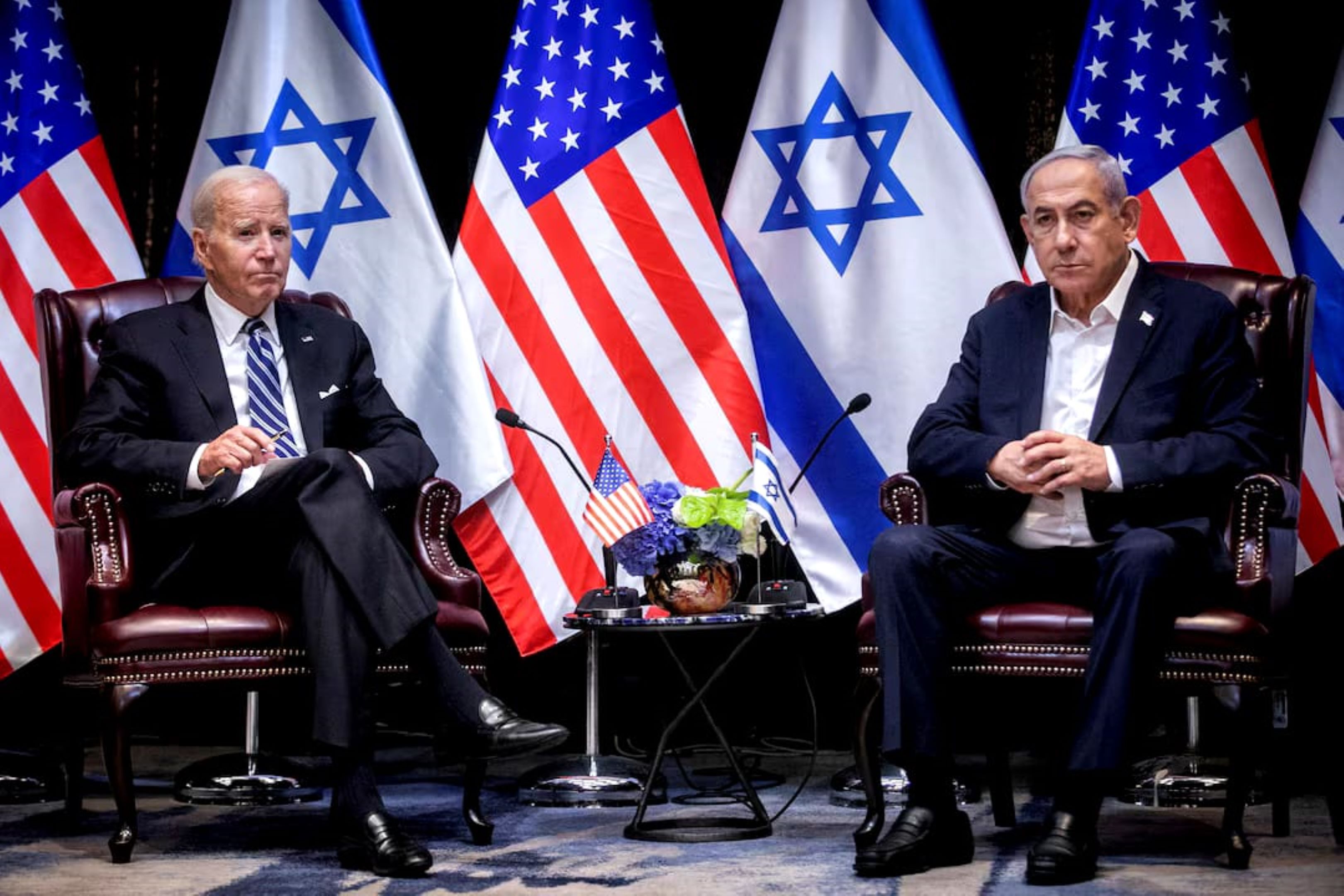 Presiden Joe Biden (Kiri) berhenti sejenak saat pertemuan dengan Perdana Menteri Israel, Benjamin Netanyahu (kanan) untuk membahas perang antara Israel dan Hamas, di Tel Aviv, Israel, Rabu 18 Oktober 2023.