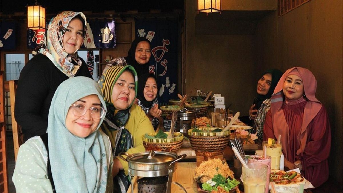 Suasana makan bersama di Nara Park Bandung. /instagram/@narabandung/