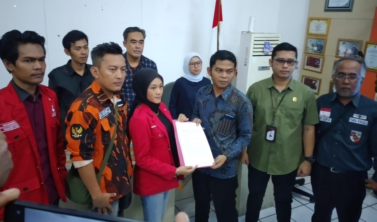 Ketua GMNI Kota Banjar, Kresty menyerahkan tuntutannya kepada Ketua KPU Kota Banjar, Muhammad Mukhlis di KPU Kota Banjar, Rabu (13/3/2024).