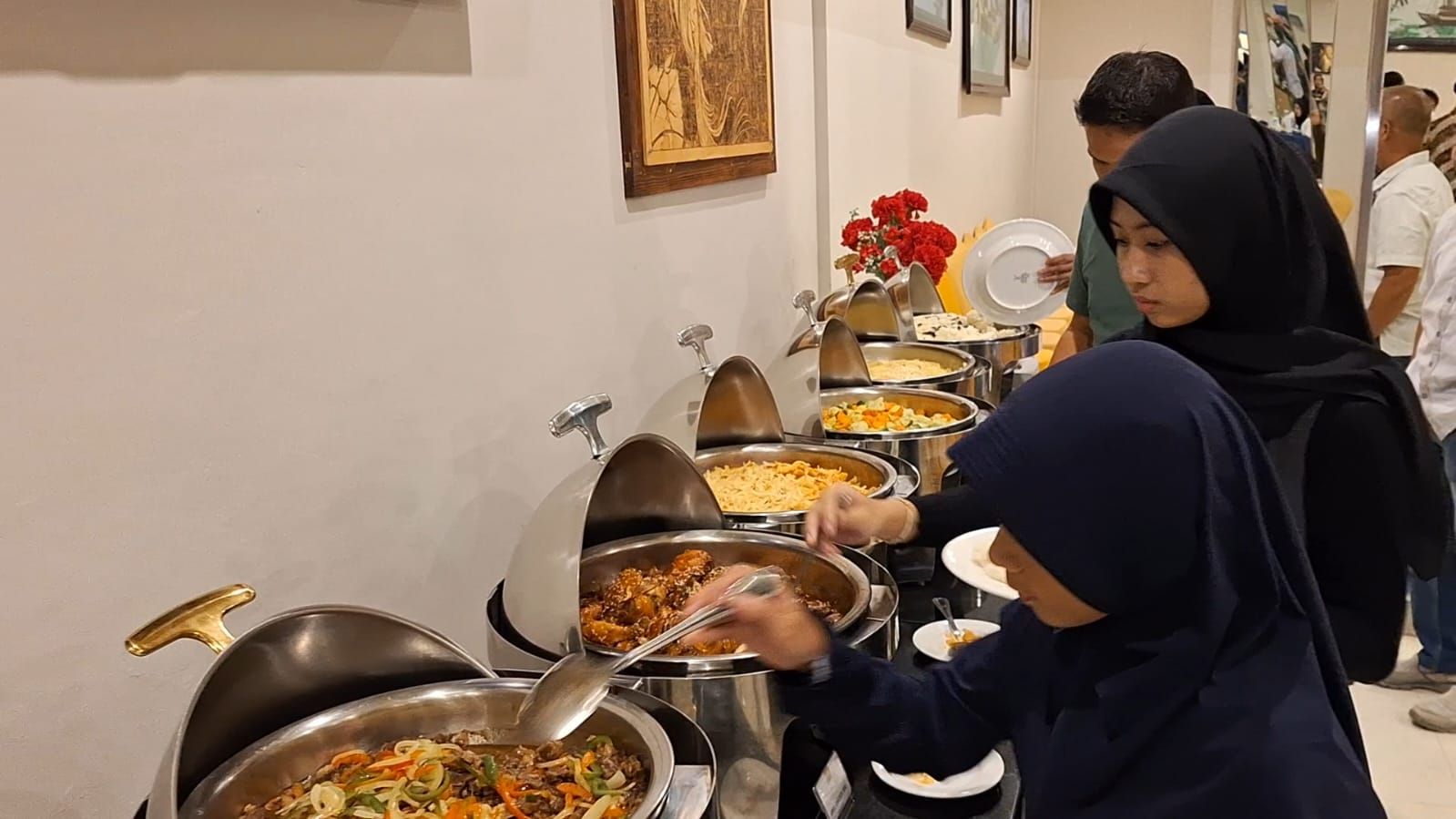 Pengunjung mengambil sajian varian menu western food yang disajikan di Grand Metro Hotel Tasikmalaya di Kabukber 2024 kali ini.