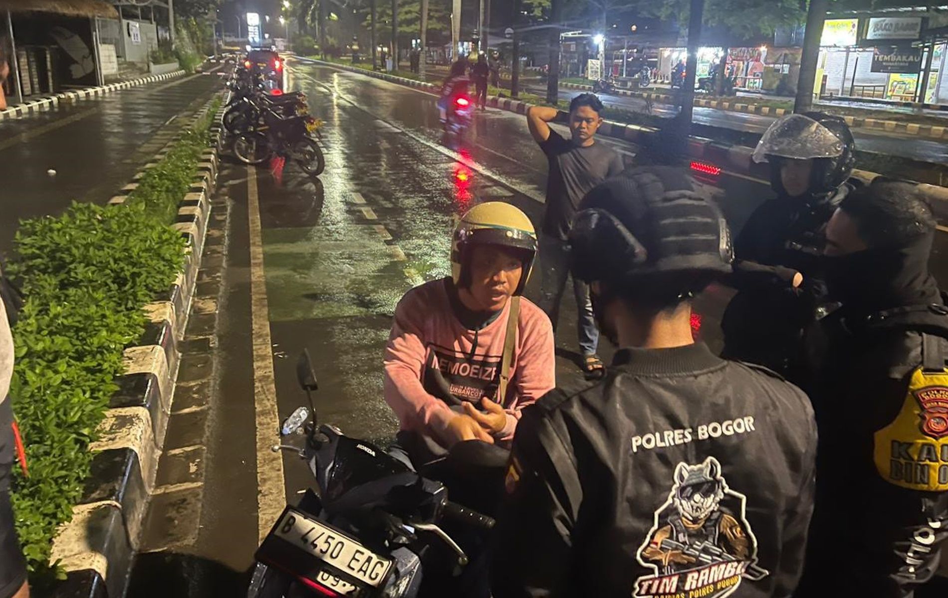 Polisi meningkatkan patroli di wilayah Bogor untuk mencegah tawuran perang sarung, berkumpulnya geng motor, dan aksi kriminalitas lainnya selama bulan Ramadhan 2024.