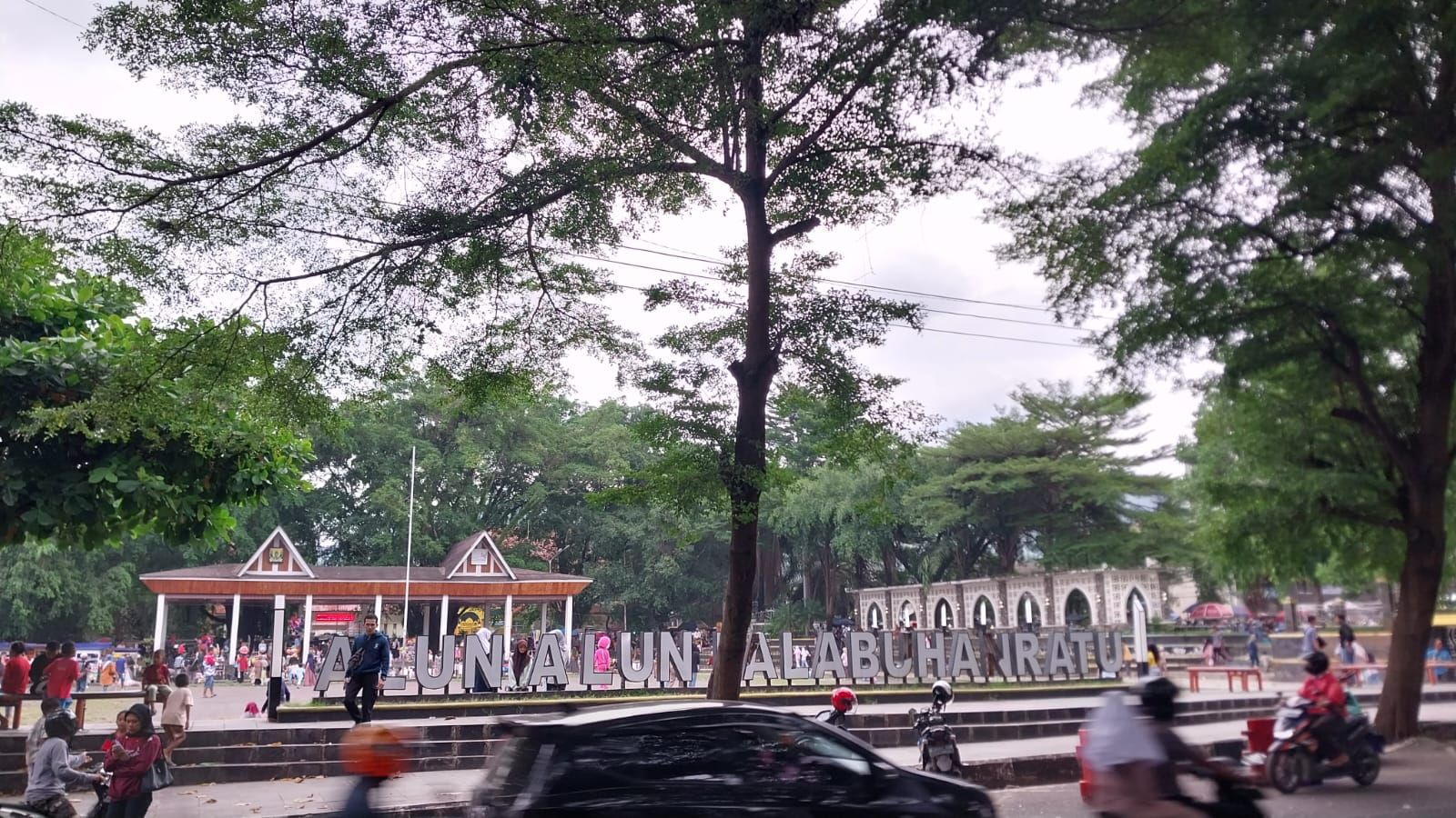 Jadi tempat favorit ngabuburit warga menjelang berbuka puasa di bulan Ramadhan di Sukabumi salah satunya alun-alun Palabuhanratu